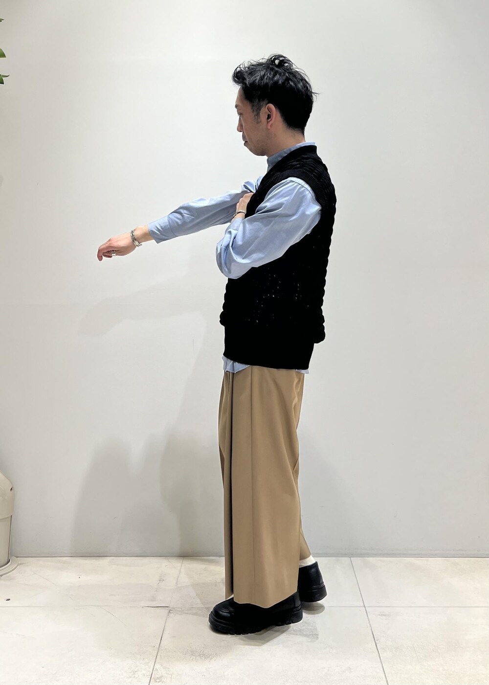 「タックパンツ、クロップド、ADAM ET ROPÉ、HOMME、UNISEX、骨格ストレート、イエベ、きれいめ、きれいめカジュアル、ニット、ベスト」｜「ADAM ET ROPE'のウーステッド フロントタック ワイド クロップド スラックス / ロングシーズン着用可能（スラックス、イエロー系）」を使った、Yuuki Mizさん（メンズ・165cm）の春コーディネートの3枚目の写真