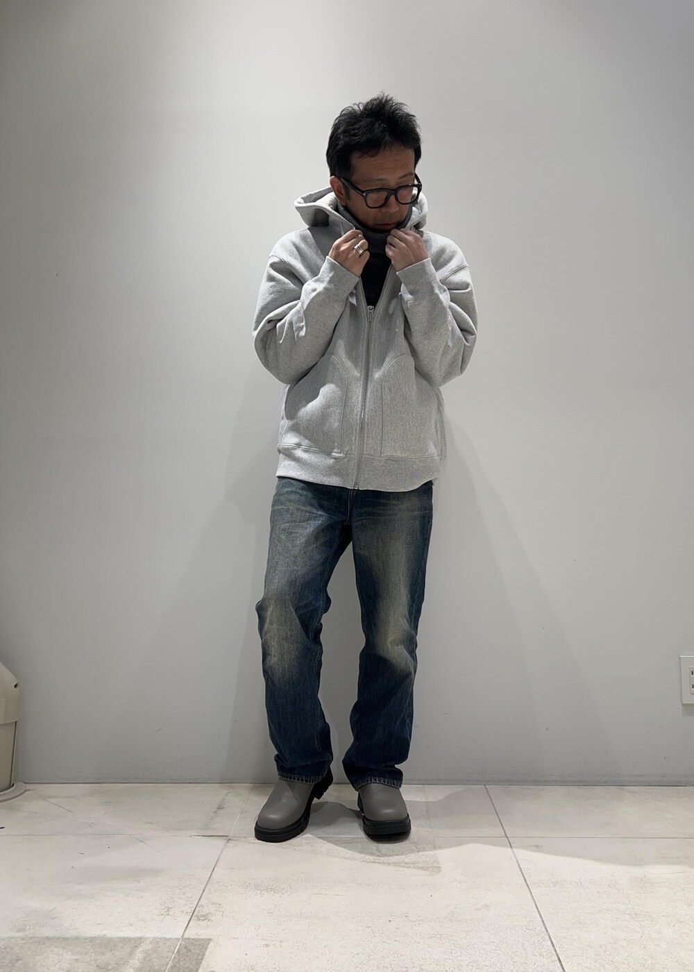「オフタートル、ADAM ET ROPÉ、HOMME、UNISEX、骨格ストレート、イエベ、秋コーデ、冬コーデ、秋ファッション、冬ファッション、23AW秋の新作、23AW冬の新作、パーカー、アウター、ジャケット」｜「Saturdays NYCのNaughton Quilted Jacket（ノーカラージャケット、グリーン系）」を使った、Yuuki Mizさん（メンズ・165cm）の秋コーディネートの4枚目の写真