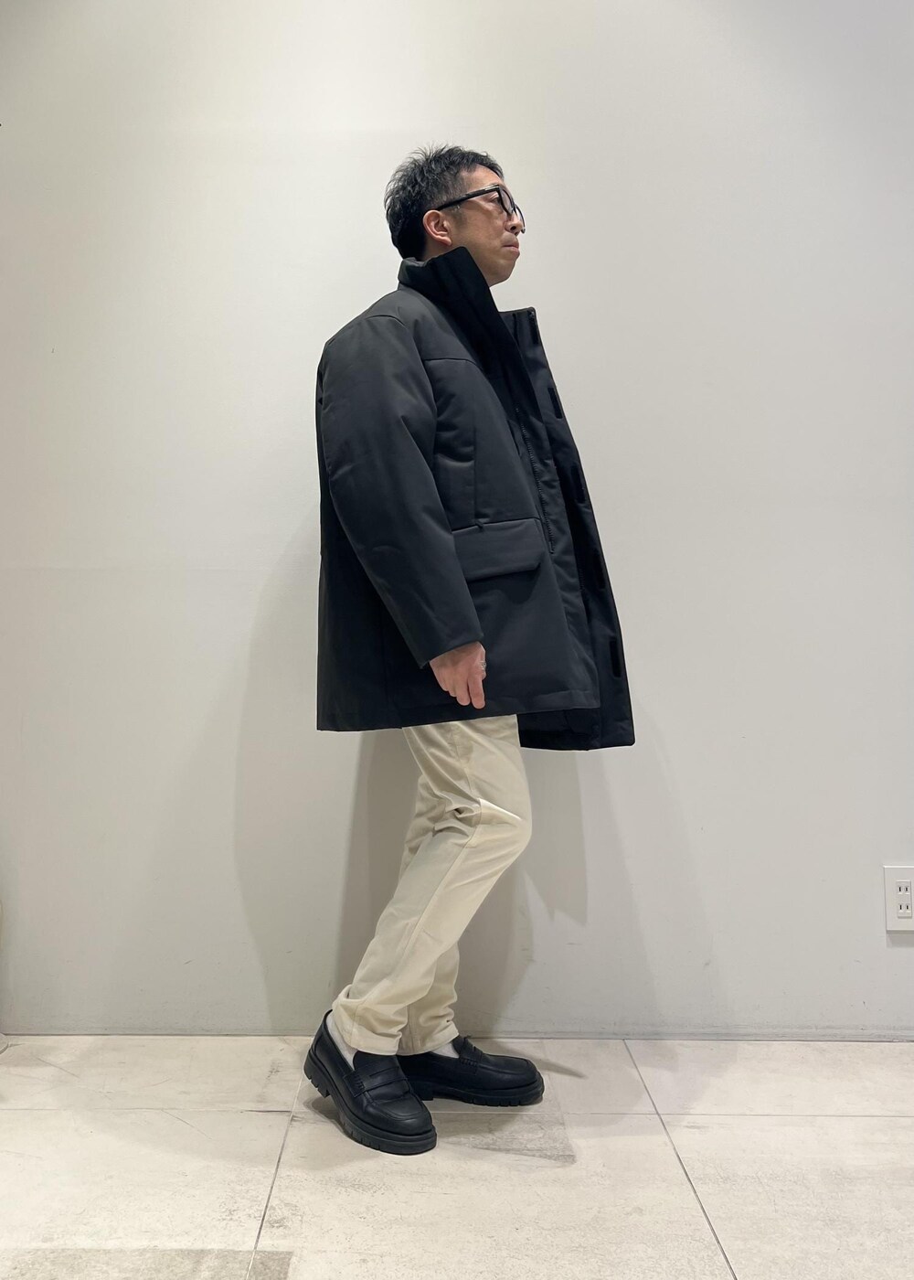 「ADAM ET ROPÉ、HOMME、UNISEX、骨格ストレート、イエベ、カジュアル、大人カジュアル、春コーデ、冬コーデ、春ファッション、冬ファッション、オーバーサイズ、コート、メガネ」｜「ADAM ET ROPE'の【CESSE】スクラップレザーボリュームソールローファー/リサイクルレザー/ユニセックス（ローファー、ブラック系）」を使った、Yuuki Mizさん（メンズ・165cm）の冬コーディネートの6枚目の写真
