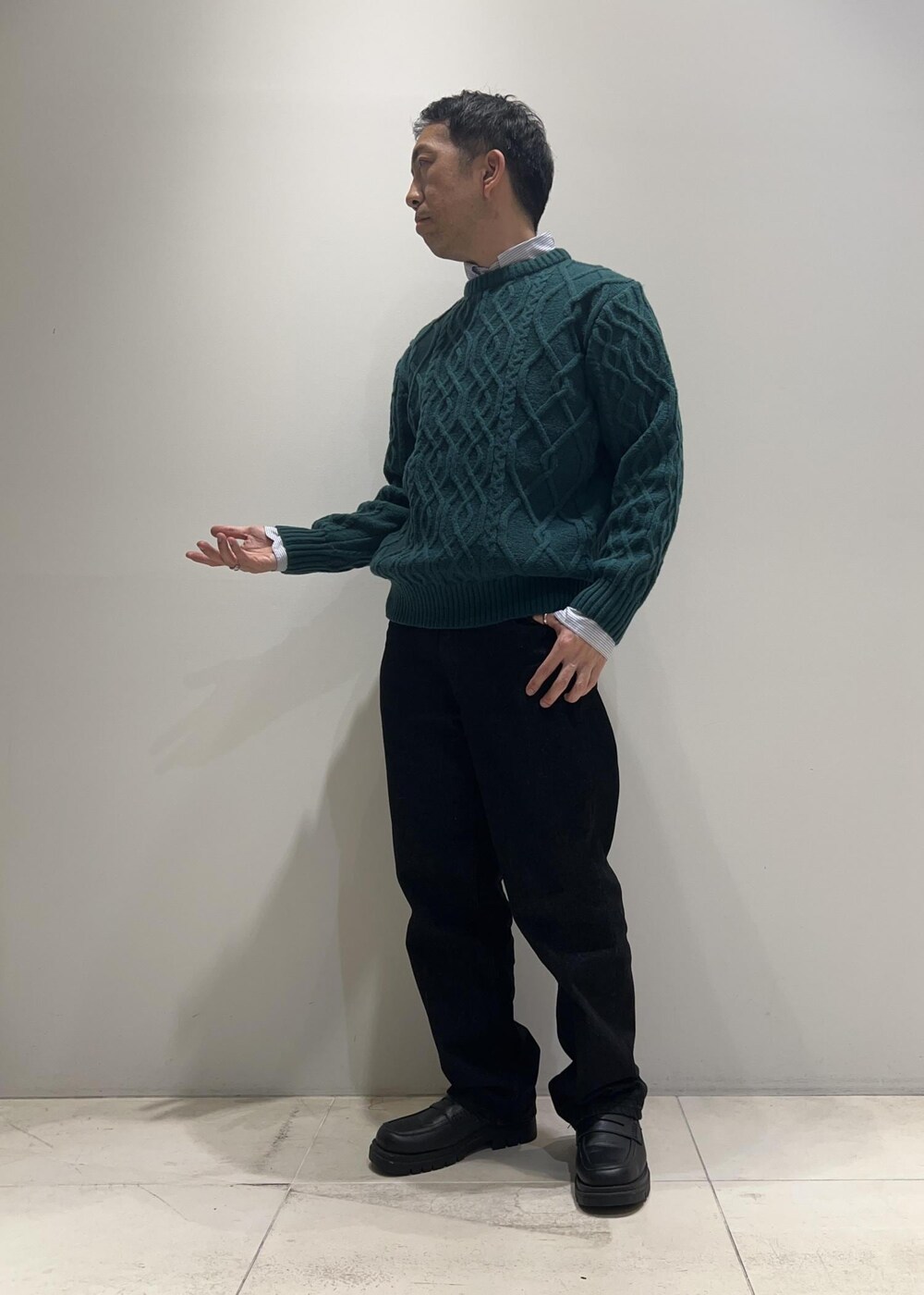 「クリスマスカラー、ADAM ET ROPÉ、HOMME、UNISEX、骨格ストレート、イエベ、きれいめカジュアル、カジュアル、大人カジュアル、秋コーデ、冬コーデ、秋ファッション、冬ファッション、23AW秋の新作、23AW冬の新作」｜「ADAM ET ROPE'の【コットンUSA】デニム センタークリース スラックス / サステナブル / セットアップ対応（デニムパンツ、ブラック系）」を使った、Yuuki Mizさん（メンズ・165cm）の秋コーディネートの6枚目の写真