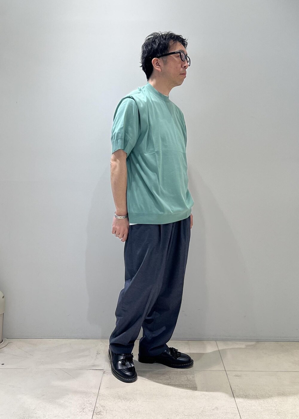 「ADAM ET ROPÉ、HOMME、UNISEX、骨格ストレート、イエベ、きれいめカジュアル、カジュアル、セットアイテム、春コーデ、夏コーデ、春ファッション、夏ファッション、ペールカラー、Tシャツ、ニット」｜「ADAM ET ROPE'の【2点セット】セーターマシーン カーディガン＆半袖T/アンサンブル（Tシャツ/カットソー、グリーン系）」を使った、Yuuki Mizさん（メンズ・165cm）の春コーディネートの6枚目の写真