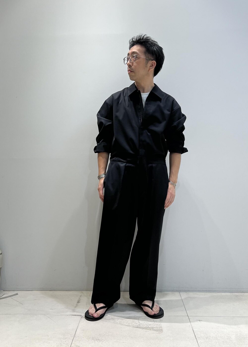 「ADAM ET ROPÉ、HOMME、UNISEX、骨格ストレート、イエベ、きれいめ、きれいめカジュアル、モード、春、春コーデ、秋コーデ、春ファッション、秋ファッション」｜「ADAM ET ROPE'の《SOLOTEX》《REPREVE》ウールミックス ジャンプスーツ/オールインワン/サスティナブル（つなぎ/オールインワン、ブラック系）」を使った、Yuuki Mizさん（メンズ・165cm）の夏コーディネートの5枚目の写真