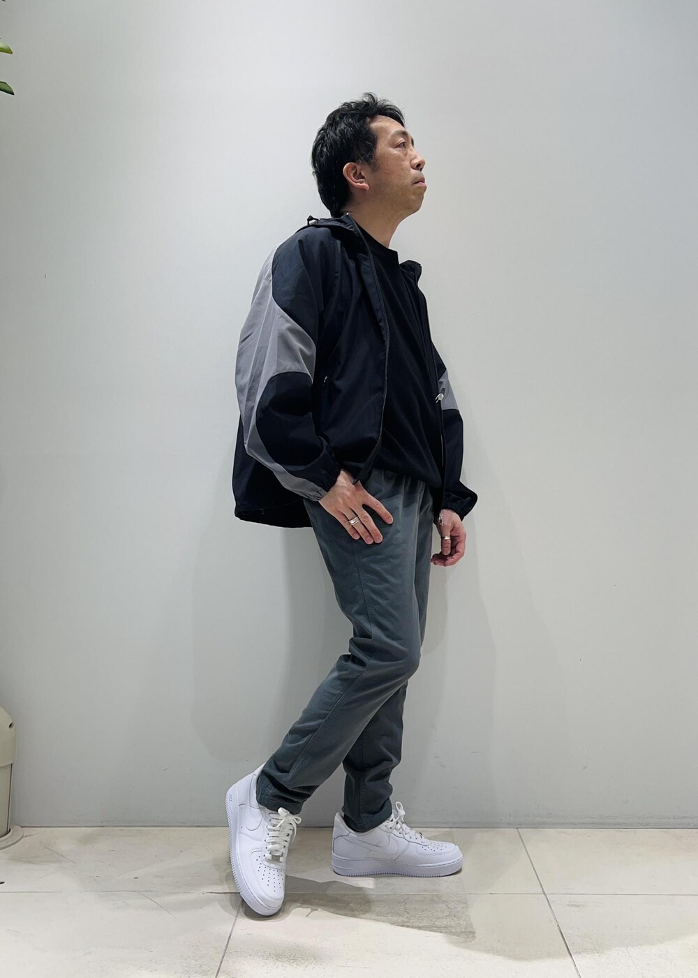 「ADAM ET ROPÉ、HOMME、UNISEX、骨格ストレート、イエベ、カジュアル、大人カジュアル、スポーティー、春コーデ、秋コーデ、春ファッション、秋ファッション、パーカー、ジャケット」｜「ADAM ET ROPE'の【NIKKE/ニッケ】撥水タフタ オーバーサイズ フーディ ブルゾン（ブルゾン、ブルー系）」を使った、Yuuki Mizさん（メンズ・165cm）の春コーディネートの5枚目の写真