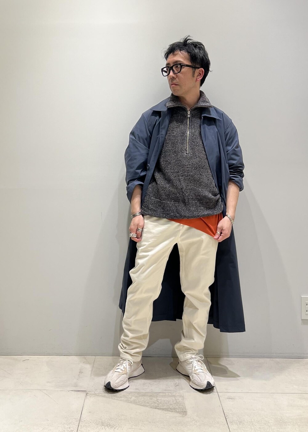 「ADAM ET ROPÉ、HOMME、UNISEX、骨格ストレート、イエベ、カジュアル、大人カジュアル、春コーデ、秋コーデ、春ファッション、秋ファッション、オーバーサイズ、ビッグシルエット、Tシャツ、ニット」｜「ADAM ET ROPE'のハイゲージ シャンブレー リバーシブル Tシャツ（Tシャツ/カットソー、ベージュ系）」を使った、Yuuki Mizさん（メンズ・165cm）の春コーディネートの2枚目の写真