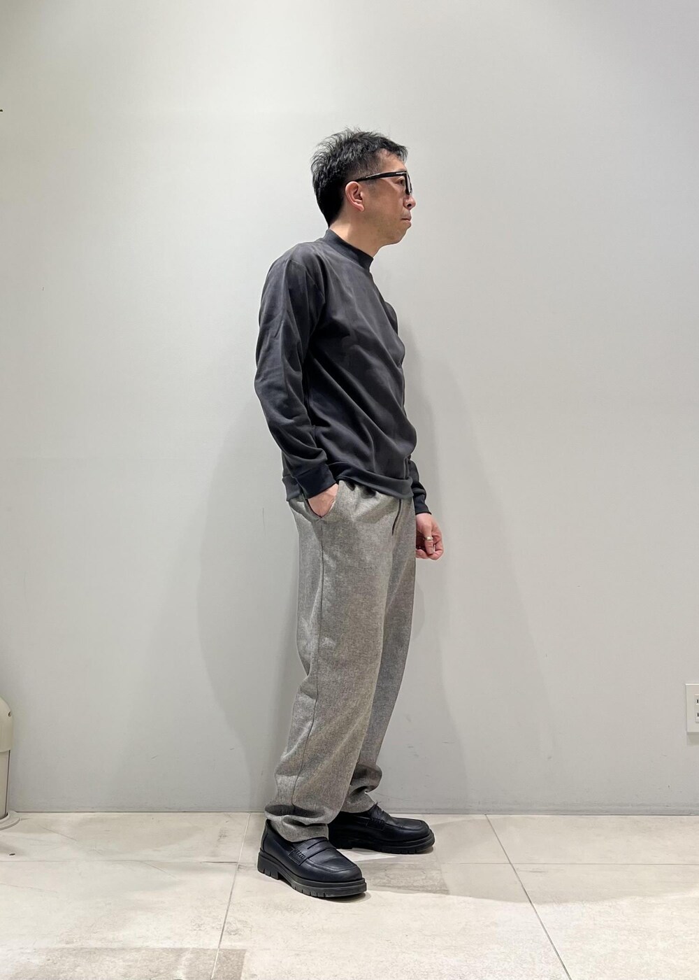 「ADAM ET ROPÉ、HOMME、UNISEX、骨格ストレート、イエベ、カジュアル、大人カジュアル、スポーティー、春コーデ、秋コーデ、春ファッション、秋ファッション、アウター、ジャケット、ブルゾン」｜「ADAM ET ROPE'の【CESSE】スクラップレザーボリュームソールローファー/リサイクルレザー/ユニセックス（ローファー、ブラック系）」を使った、Yuuki Mizさん（メンズ・165cm）の冬コーディネートの2枚目の写真