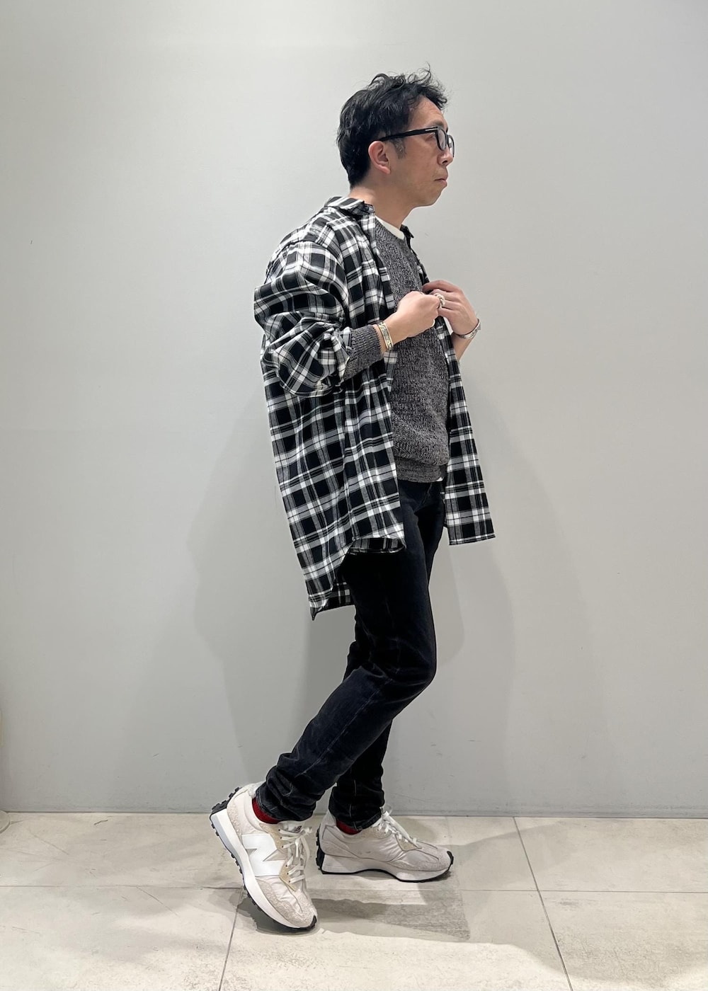 「ADAM ET ROPÉ、HOMME、UNISEX、骨格ストレート、イエベ、春コーデ、夏コーデ、春ファッション、夏ファッション、オーバーサイズ、ビッグシルエット、ニット」｜「ADAM ET ROPE'のコットンリネン メランジ ニット プルオーバー / 3シーズン着用可能（ニット/セーター、ブラック系）」を使った、Yuuki Mizさん（メンズ・165cm）の春コーディネートの3枚目の写真