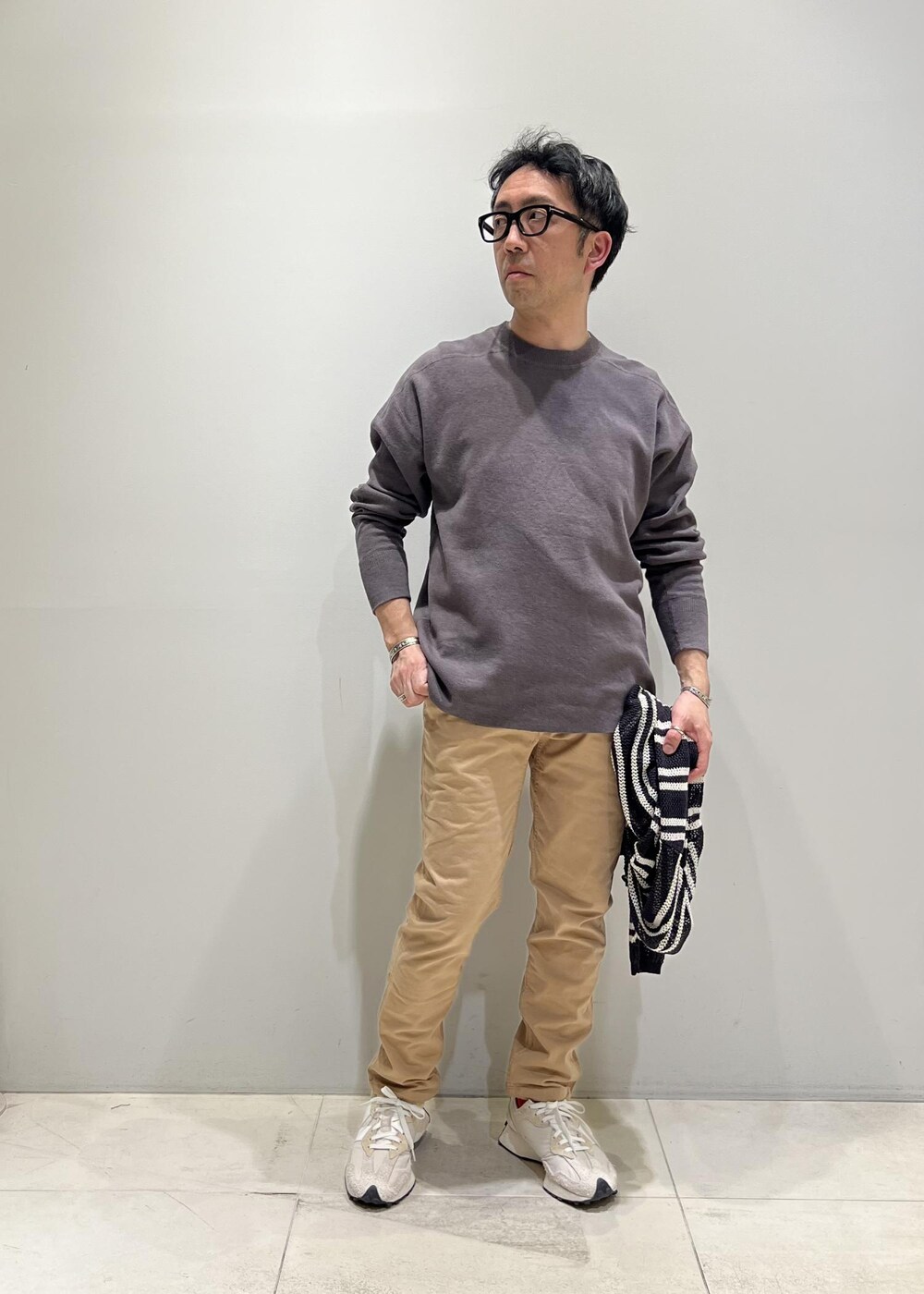 「ADAM ET ROPÉ、HOMME、骨格ストレート、イエベ、カジュアル、大人カジュアル、春コーデ、夏コーデ、春ファッション、夏ファッション、ニット」｜「GramicciのWEB限定【GRAMICCI】22AW別注 NN PANTS/GARMENT DYE TIGHT FIT（その他パンツ、ベージュ系）」を使った、Yuuki Mizさん（メンズ・165cm）の春コーディネートの8枚目の写真