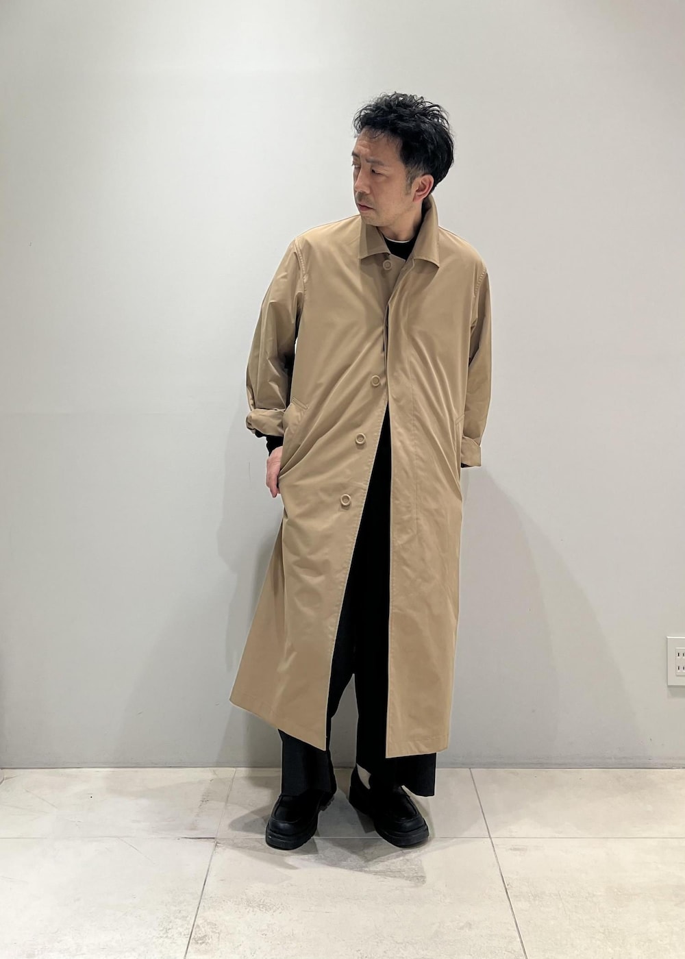 「24SS春の新作、ADAM ET ROPÉ、HOMME、UNISEX、骨格ストレート、イエベ、きれいめカジュアル、大人カジュアル、春、秋、冬、春コーデ、秋コーデ、冬コーデ、春ファッション」｜「ADAM ET ROPE'の撥水 高密度ウェザー ステンカラー オーバー コート / ロングシーズン着用可能 / ユニセックス（ステンカラーコート、イエロー系）」を使った、Yuuki Mizさん（メンズ・165cm）の春コーディネートの3枚目の写真