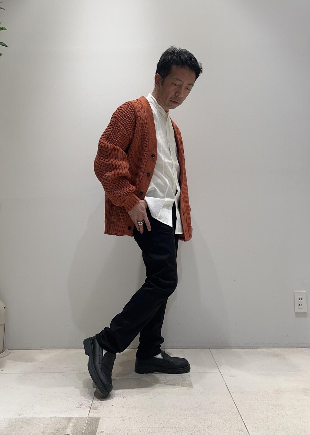 レッド系のカーディガン/ボレロを着用したメンズの春コーディネートの3枚目の写真