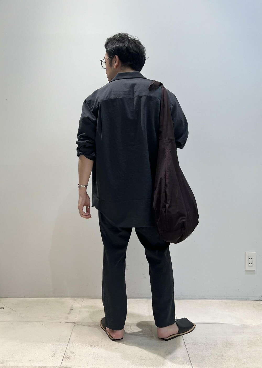 「ADAM ET ROPÉ、HOMME、UNISEX、骨格ストレート、イエベ、きれいめ、きれいめカジュアル、大人カジュアル、春、夏、春コーデ、夏コーデ、秋コーデ、春ファッション、夏ファッション」｜「ADAM ET ROPE'の《今だけのSPECIAL PRICE!!》【RIRANCHA】リラックスシルエット オープンカラー シャツ / 吸水速乾 / 接触冷感（シャツ/ブラウス、グリーン系）」を使った、Yuuki Mizさん（メンズ・165cm）の夏コーディネートの3枚目の写真