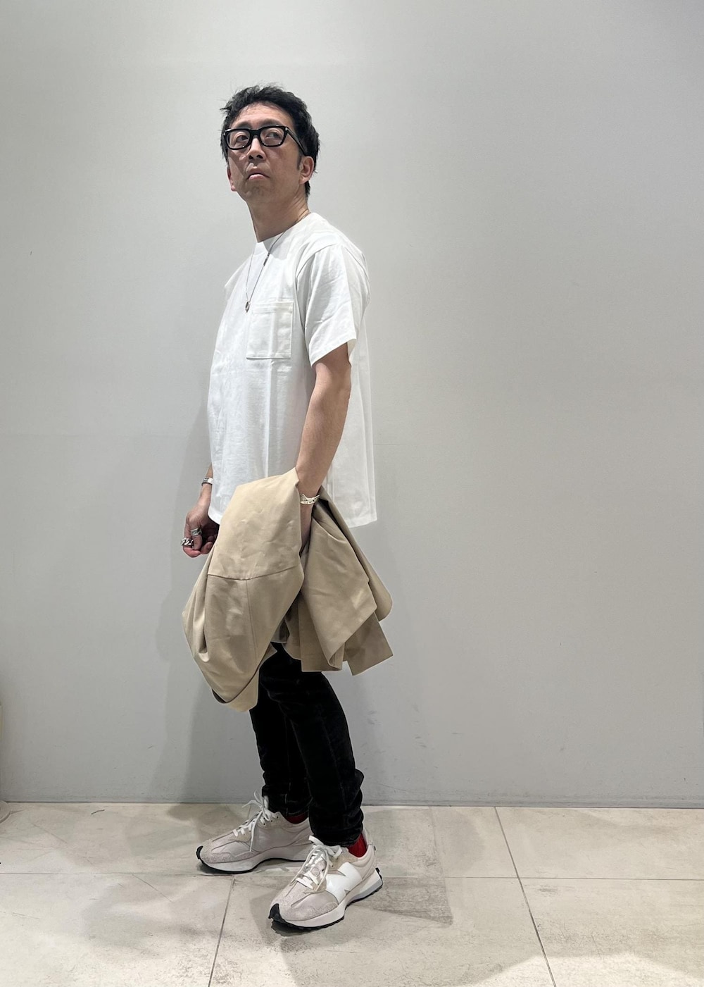 「ADAM ET ROPÉ、HOMME、UNISEX、骨格ストレート、イエベ、通勤、春コーデ、夏コーデ、春ファッション、夏ファッション、Tシャツ、ジャケット」｜「ADAM ET ROPE'のカバロス スエット ガード ベーシック ポケット Tシャツ / 汗染み防止（Tシャツ/カットソー、ホワイト系）」を使った、Yuuki Mizさん（メンズ・165cm）の春コーディネートの5枚目の写真