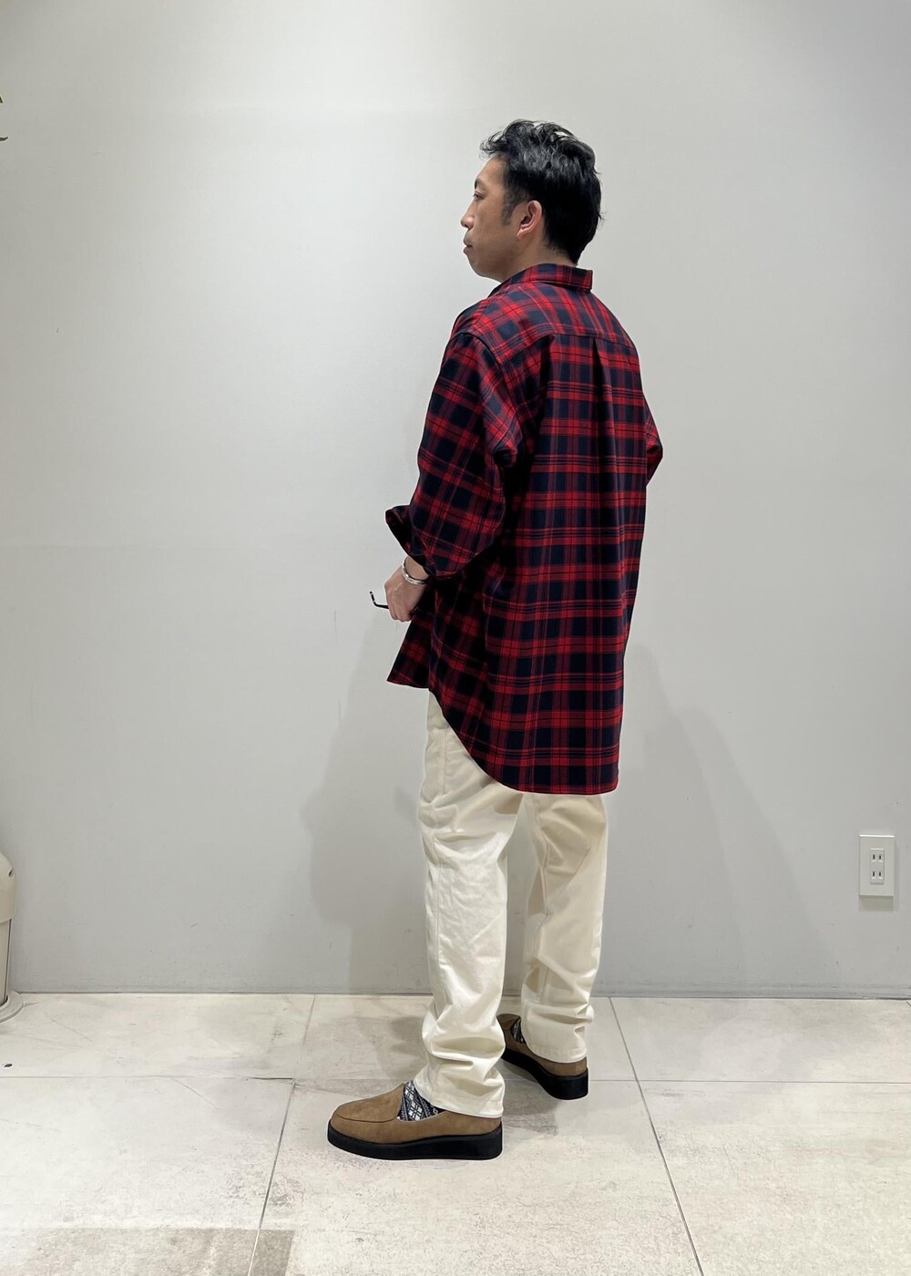 「ADAM ET ROPÉ、HOMME、UNISEX、骨格ストレート、イエベ、オーバーサイズ、ビッグシルエット、シャツ、アウター、コート、チェック」｜「Gramicciの【別注】《WEB限定 GRAMICCI / グラミチ》NN PANTS / GARMENT DYE TIGHT FIT（その他パンツ、ホワイト系）」を使った、Yuuki Mizさん（メンズ・165cm）の春コーディネートの4枚目の写真