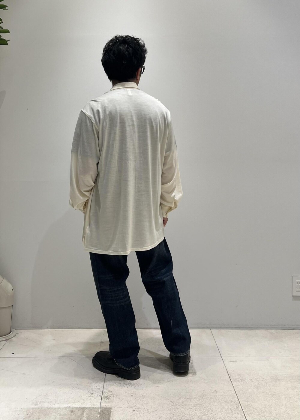 ブルー系のデニムパンツ、ホワイト系のシャツ/ブラウス、ブラック系のTシャツ/カットソーを着用したメンズの春コーディネートの6枚目の写真