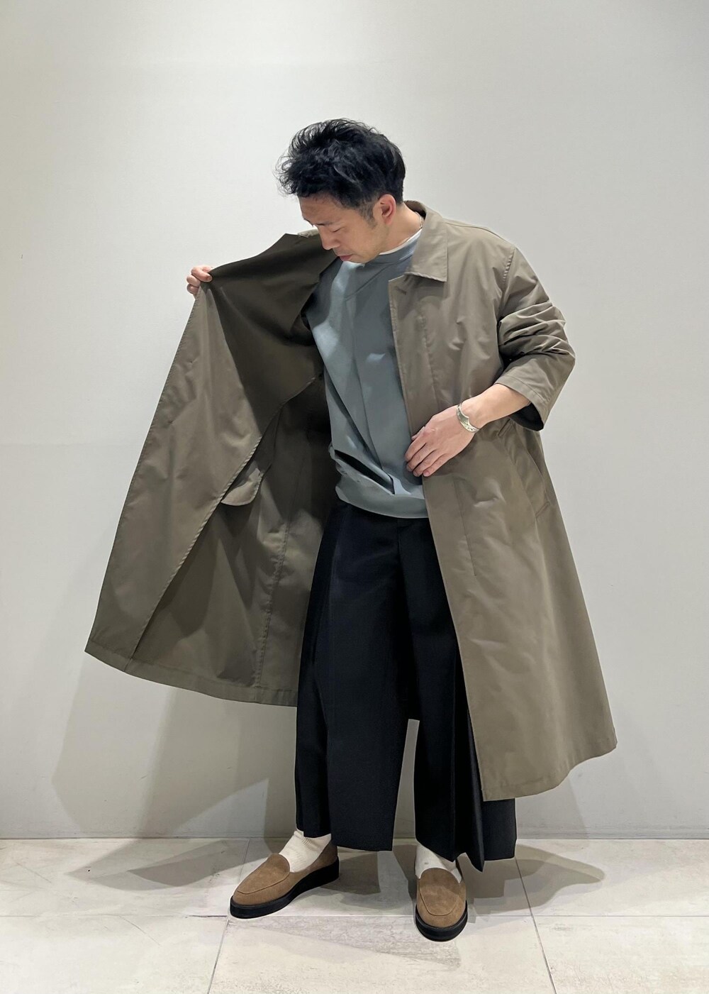「コート、ADAM ET ROPÉ、HOMME、UNISEX、骨格ストレート、イエベ、きれいめ、きれいめカジュアル、春コーデ、秋コーデ、春ファッション、秋ファッション、アウター」｜「ADAM ET ROPE'の撥水 高密度ウェザー ステンカラー オーバー コート / ロングシーズン着用可能 / ユニセックス（ステンカラーコート、グリーン系）」を使った、Yuuki Mizさん（メンズ・165cm）の春コーディネートの8枚目の写真