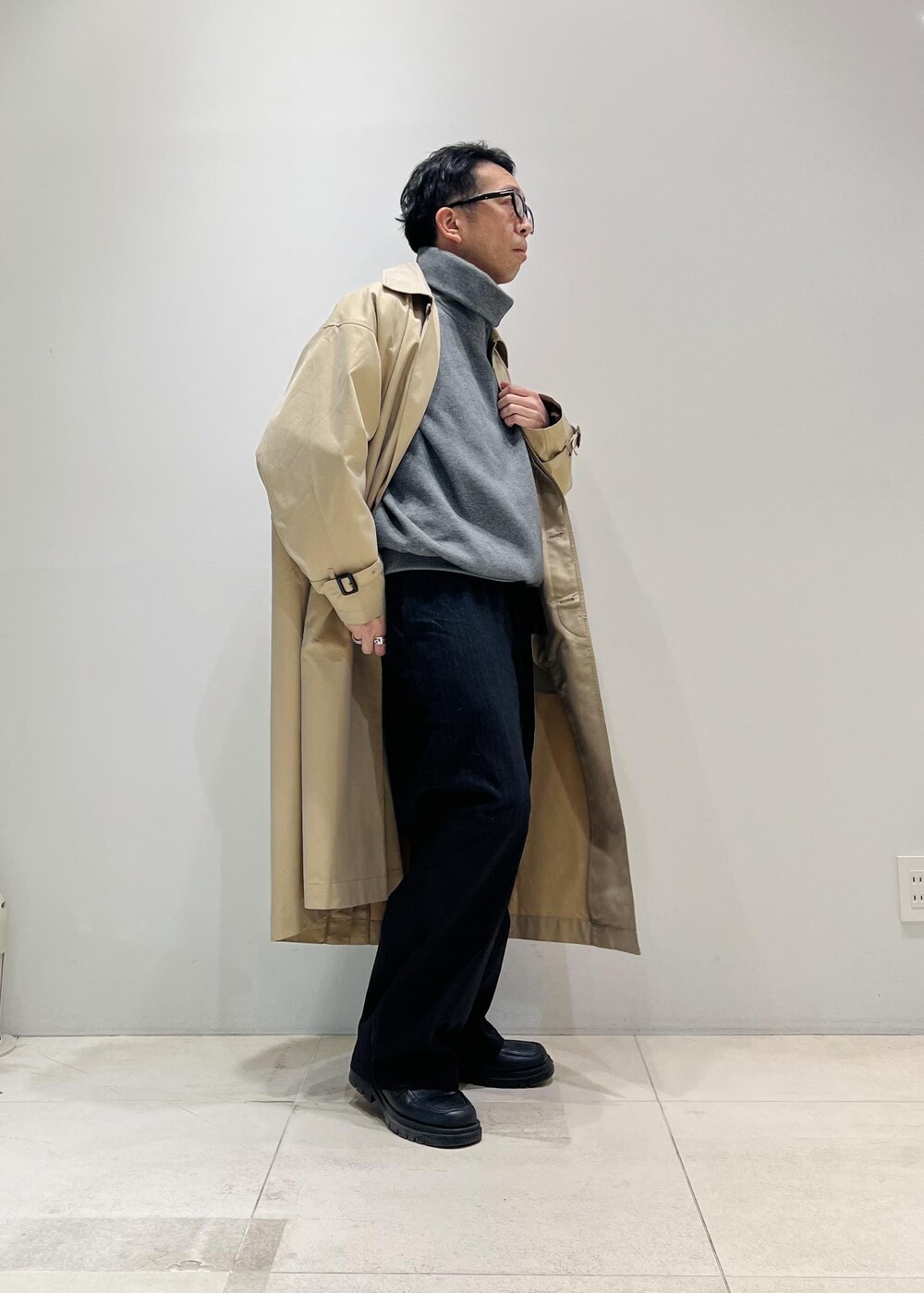 「お出かけ、ADAM ET ROPÉ、HOMME、UNISEX、骨格ストレート、イエベ、きれいめ、きれいめカジュアル、カジュアル、春コーデ、秋コーデ、冬コーデ、春ファッション、23SS春の新作、23AW秋の新作」｜「ADAM ET ROPE'の【CESSE】スクラップレザーボリュームソールローファー/リサイクルレザー/ユニセックス（ローファー、ブラック系）」を使った、Yuuki Mizさん（メンズ・165cm）の冬コーディネートの6枚目の写真