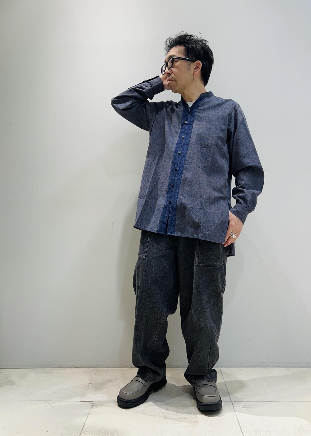 「ADAM ET ROPÉ、HOMME、UNISEX、骨格ストレート、イエベ、カジュアル、春コーデ、秋コーデ、春ファッション、秋ファッション、ビッグシルエット」｜「ADAM ET ROPE'の【CESSE】スクラップレザーボリュームソールローファー/リサイクルレザー/ユニセックス（ローファー、グレー系）」を使った、Yuuki Mizさん（メンズ・165cm）の春コーディネートの7枚目の写真