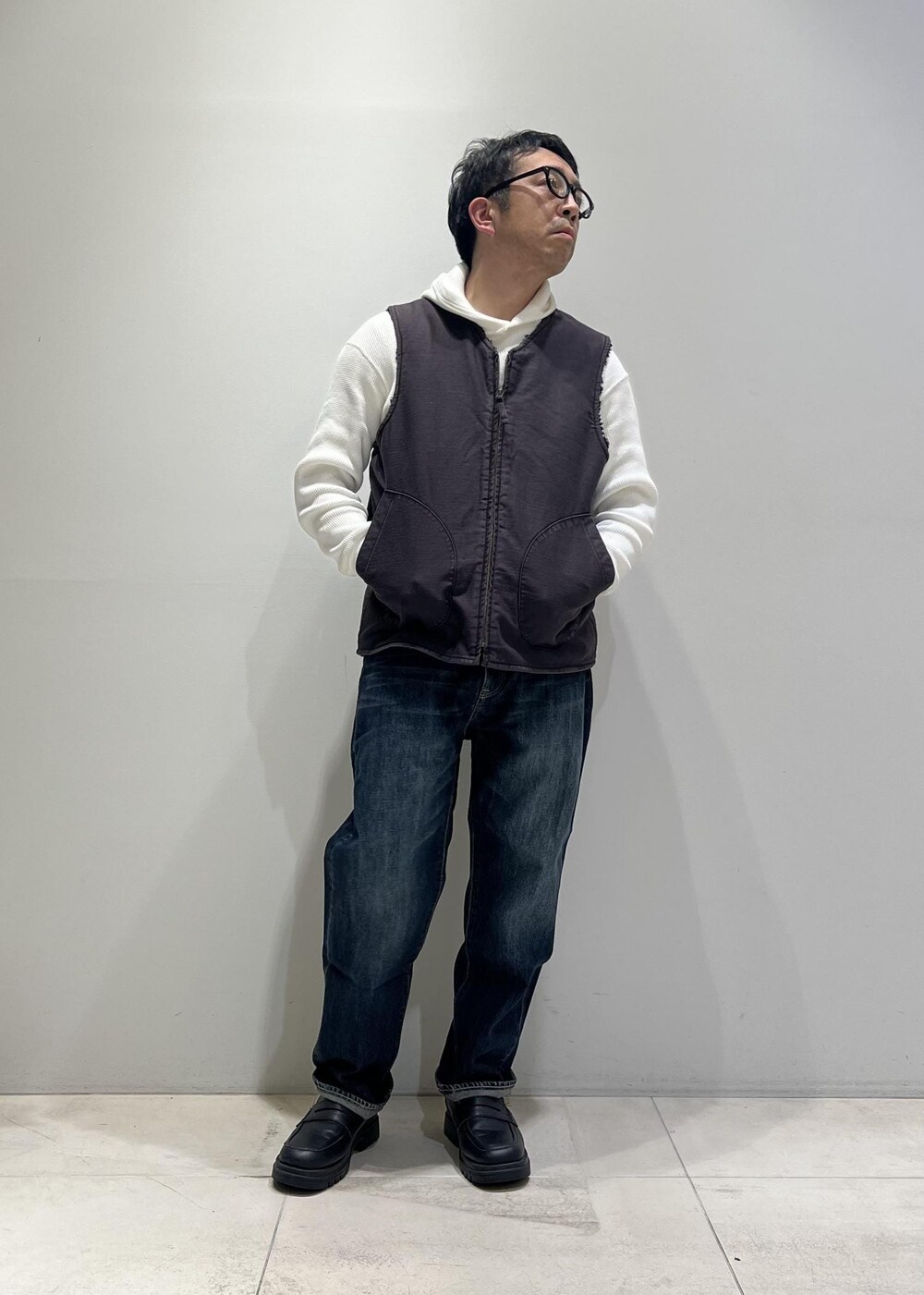 「ADAM ET ROPÉ、HOMME、UNISEX、骨格ストレート、イエベ、カジュアル、大人カジュアル、ミリタリー、春コーデ、秋コーデ、春ファッション、秋ファッション、パーカー、ベスト、デニムパンツ」｜「ADAM ET ROPE'の【CESSE】スクラップレザーボリュームソールローファー/リサイクルレザー/ユニセックス（ローファー、ブラック系）」を使った、Yuuki Mizさん（メンズ・165cm）の冬コーディネートの3枚目の写真