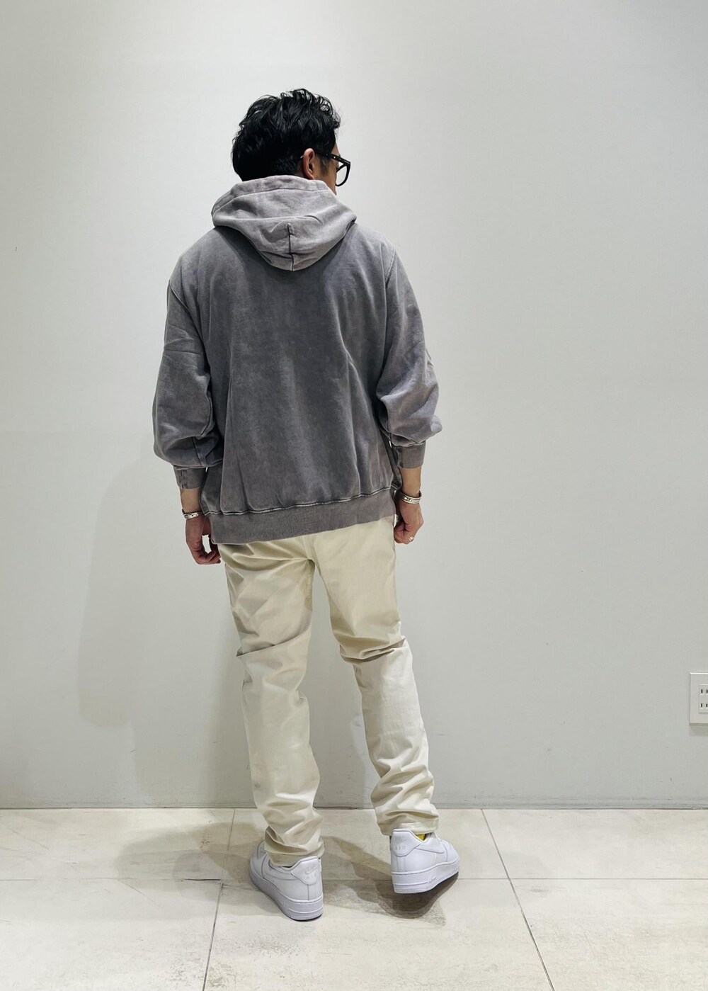 「ADAM ET ROPÉ、HOMME、UNISEX、骨格ストレート、イエベ、アウトドア、春、夏、春コーデ、夏コーデ、春ファッション、夏ファッション、ペールカラー、パーカー」｜「Gramicciの【別注】《WEB限定 GRAMICCI / グラミチ》NN PANTS / GARMENT DYE TIGHT FIT（その他パンツ、ホワイト系）」を使った、Yuuki Mizさん（メンズ・165cm）の春コーディネートの4枚目の写真