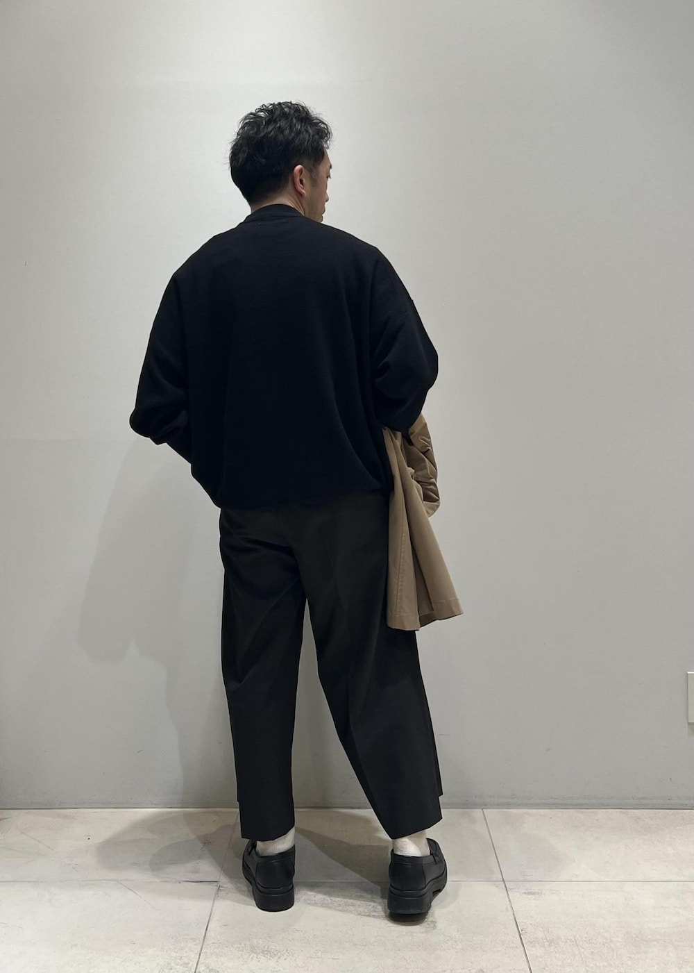 「24SS春の新作、ADAM ET ROPÉ、HOMME、UNISEX、骨格ストレート、イエベ、きれいめ、きれいめカジュアル、大人カジュアル、春、秋、冬、春コーデ、秋コーデ、冬コーデ」｜「ADAM ET ROPE'の撥水 高密度ウェザー ステンカラー オーバー コート / ロングシーズン着用可能 / ユニセックス（ステンカラーコート、イエロー系）」を使った、Yuuki Mizさん（メンズ・165cm）の春コーディネートの3枚目の写真