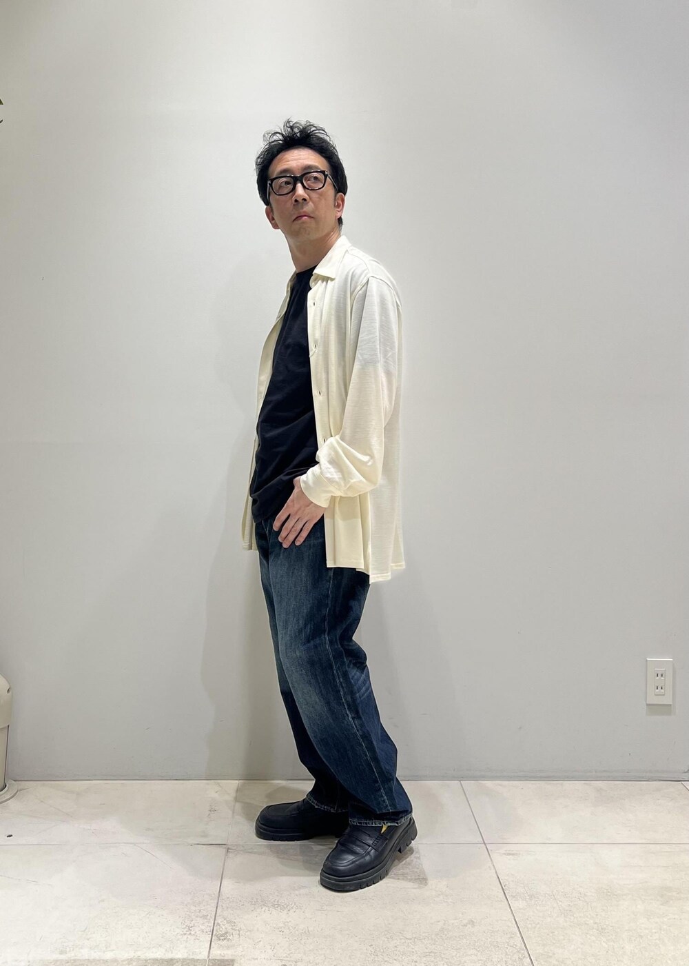 ブルー系のデニムパンツ、ホワイト系のシャツ/ブラウス、ブラック系のTシャツ/カットソーを着用したメンズの春コーディネートの7枚目の写真