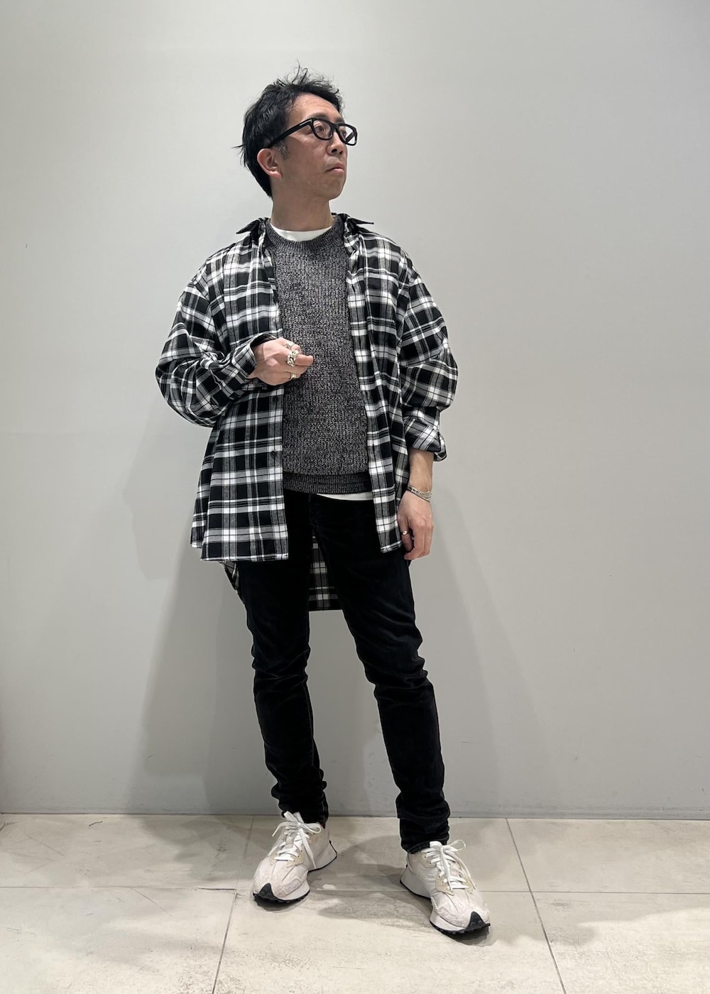 「ADAM ET ROPÉ、HOMME、UNISEX、骨格ストレート、イエベ、春コーデ、夏コーデ、春ファッション、夏ファッション、オーバーサイズ、ビッグシルエット、ニット」｜「ADAM ET ROPE'のコットンリネン メランジ ニット プルオーバー / 3シーズン着用可能（ニット/セーター、ブラック系）」を使った、Yuuki Mizさん（メンズ・165cm）の春コーディネートの5枚目の写真