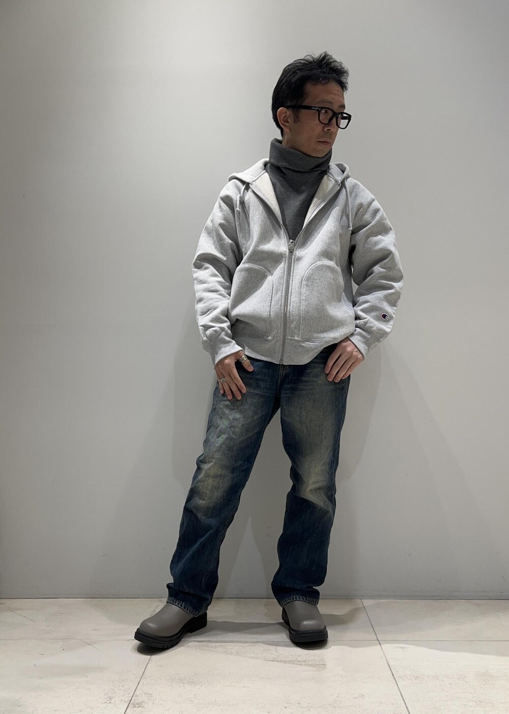 「オフタートル、ADAM ET ROPÉ、HOMME、UNISEX、骨格ストレート、イエベ、秋コーデ、冬コーデ、秋ファッション、冬ファッション、23AW秋の新作、23AW冬の新作、パーカー、アウター、ジャケット」｜「Saturdays NYCのNaughton Quilted Jacket（ノーカラージャケット、グリーン系）」を使った、Yuuki Mizさん（メンズ・165cm）の秋コーディネートの8枚目の写真