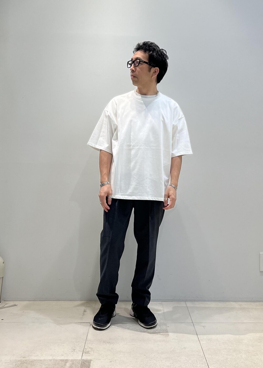 「ADAM ET ROPÉ、HOMME、UNISEX、骨格ストレート、イエベ、きれいめ、きれいめカジュアル、カジュアル、夏、夏コーデ、夏ファッション、Tシャツ」｜「ADAM ET ROPE'の洗えるセットアップ【RIRANCHA】オープンカラーシャツ ＆ イージーパンツ / 防シワ性 / ユニセックス（セットアップ、グリーン系）」を使った、Yuuki Mizさん（メンズ・165cm）の春コーディネートの2枚目の写真