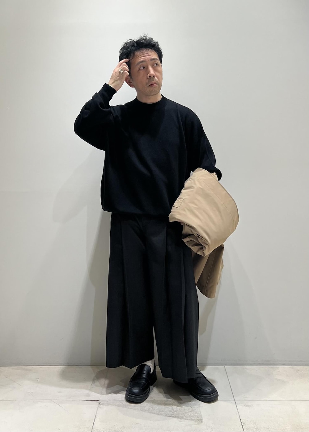 「24SS春の新作、ADAM ET ROPÉ、HOMME、UNISEX、骨格ストレート、イエベ、きれいめ、きれいめカジュアル、大人カジュアル、春、秋、冬、春コーデ、秋コーデ、冬コーデ」｜「ADAM ET ROPE'の撥水 高密度ウェザー ステンカラー オーバー コート / ロングシーズン着用可能 / ユニセックス（ステンカラーコート、イエロー系）」を使った、Yuuki Mizさん（メンズ・165cm）の春コーディネートの2枚目の写真
