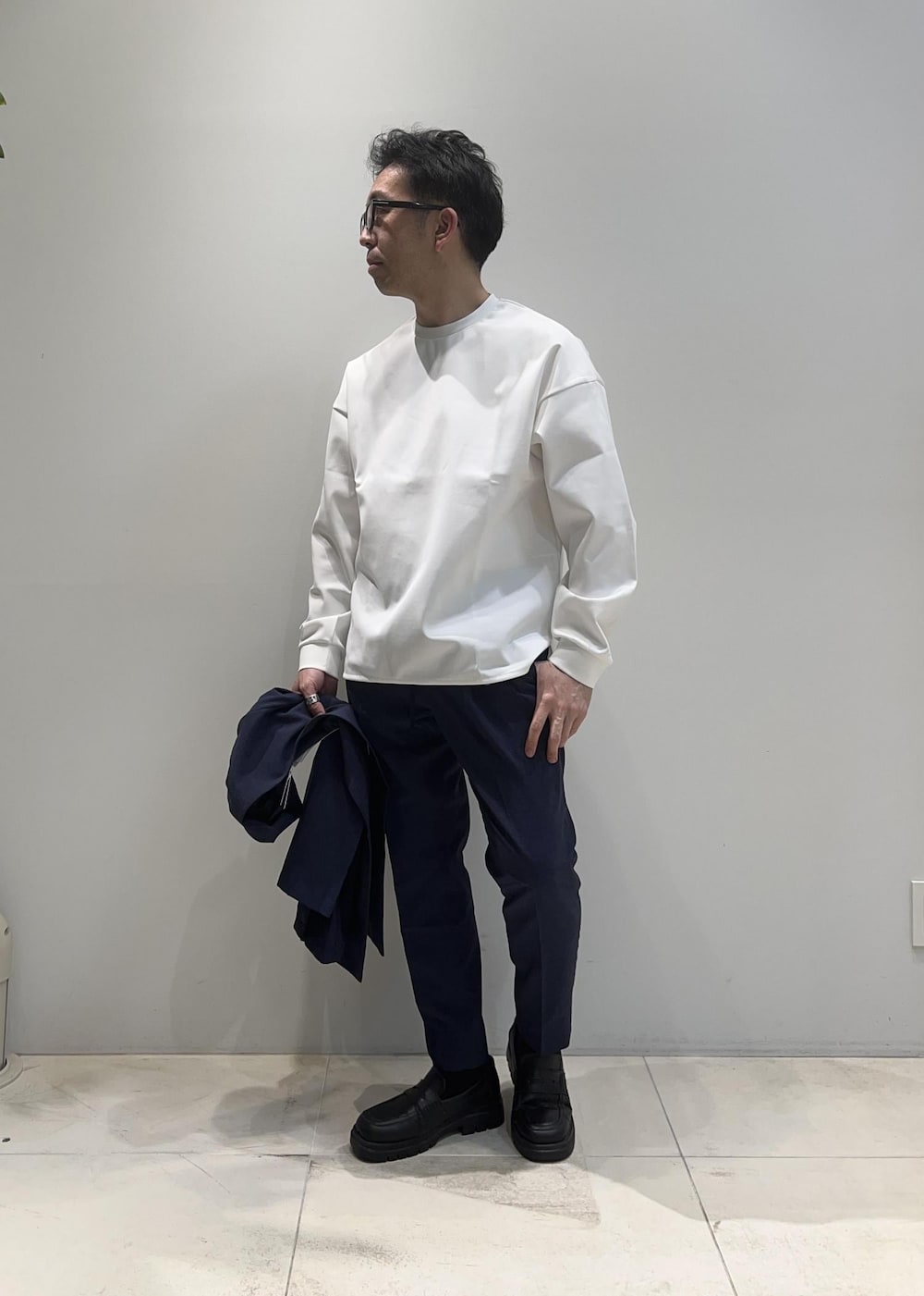 「ADAM ET ROPÉ、HOMME、UNISEX、骨格ストレート、イエベ、きれいめ、きれいめカジュアル、セットアップ、セットアイテム、SETアイテム、春コーデ、春ファッション、23SS春の新作、接触冷感、吸水速乾」｜「ADAM ET ROPE'のポンチ ドロップショルダー キックバック ロングスリーブTee / 高機能ストレッチ / ロングシーズン着用可能（Tシャツ/カットソー、ホワイト系）」を使った、Yuuki Mizさん（メンズ・165cm）の春コーディネートの7枚目の写真