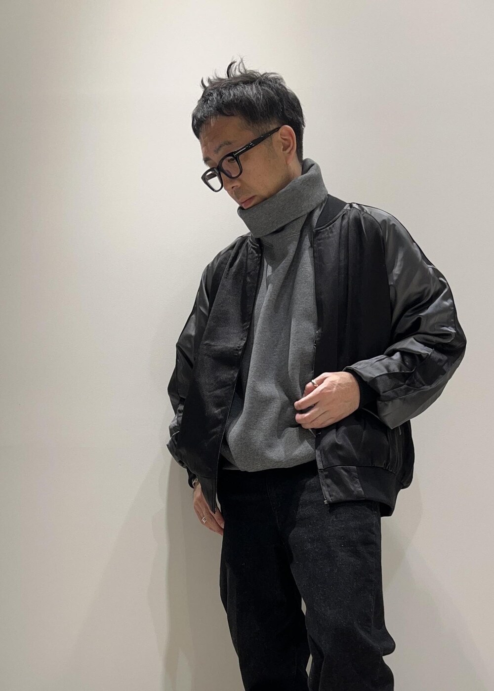 「スカジャン、ADAM ET ROPÉ、HOMME、UNISEX、骨格ストレート、イエベ、秋コーデ、冬コーデ、秋ファッション、冬ファッション、23AW秋の新作、23AW冬の新作、ビッグシルエット、ベスト、アウター」|「ADAM ET ROPE'の【コットンUSA】デニム センタークリース スラックス / サステナブル / セットアップ対応(デニムパンツ、ブラック系)」を使った、Yuuki Mizさん(メンズ・165cm)の秋コーディネートの5枚目の写真