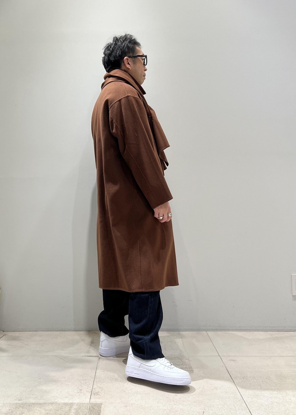 「ADAM ET ROPÉ、HOMME、UNISEX、骨格ストレート、イエベ、きれいめカジュアル、カジュアル、秋コーデ、冬コーデ、秋ファッション、冬ファッション、アウター、コート、デニムパンツ、メガネ」｜「Levi'sの【Levi's(R) for BIOTOP】568 STAY LOOSE / UNISEX（デニムパンツ、ブルー系）」を使った、Yuuki Mizさん（メンズ・165cm）の冬コーディネートの4枚目の写真