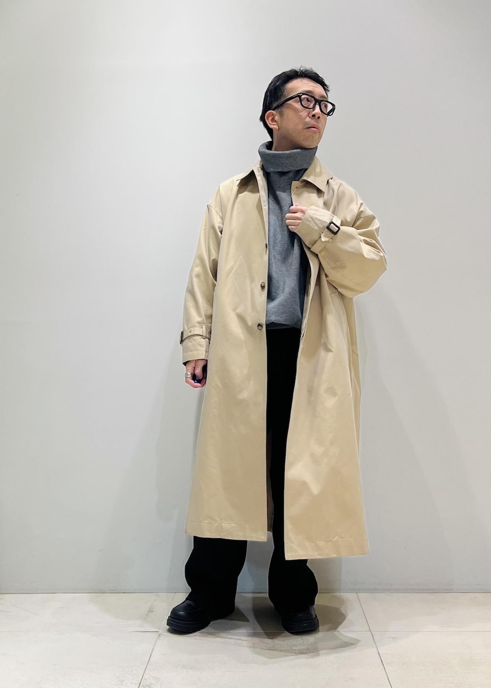 「お出かけ、ADAM ET ROPÉ、HOMME、UNISEX、骨格ストレート、イエベ、きれいめ、きれいめカジュアル、カジュアル、春コーデ、秋コーデ、冬コーデ、春ファッション、23SS春の新作、23AW秋の新作」｜「ADAM ET ROPE'の【CESSE】スクラップレザーボリュームソールローファー/リサイクルレザー/ユニセックス（ローファー、ブラック系）」を使った、Yuuki Mizさん（メンズ・165cm）の冬コーディネートの7枚目の写真