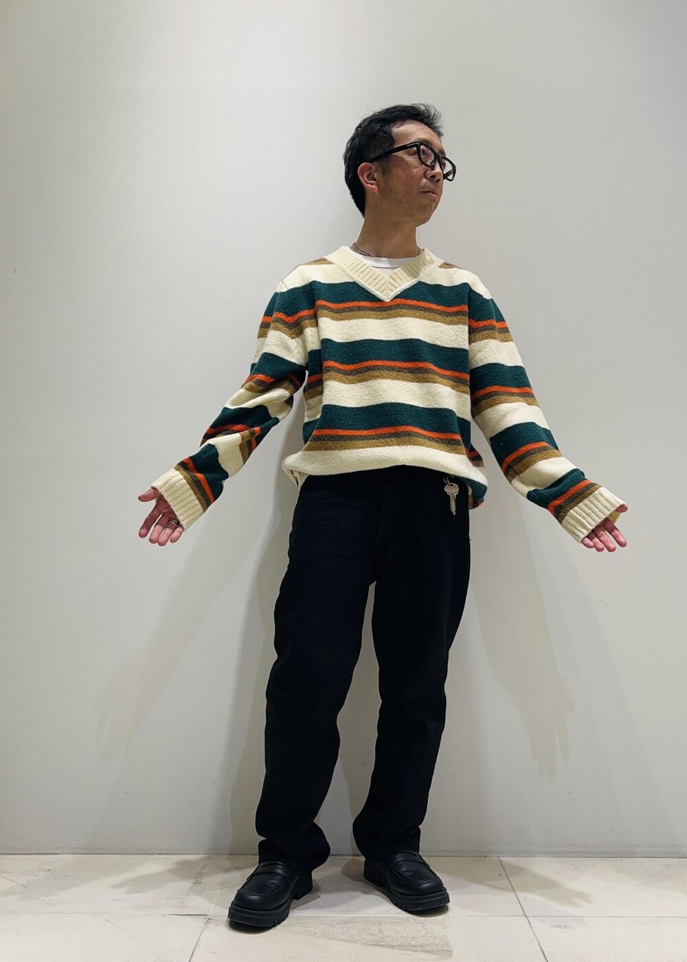 「ADAM ET ROPÉ、HOMME、UNISEX、骨格ストレート、イエベ、きれいめカジュアル、カジュアル、大人カジュアル、秋コーデ、冬コーデ、秋ファッション、冬ファッション、23AW秋の新作、23AW冬の新作、アースカラー」|「Saturdays NYCのCharles Mohair Stripe Sweater(ニット/セーター、グリーン系)」を使った、Yuuki Mizさん(メンズ・165cm)の秋コーディネートの7枚目の写真
