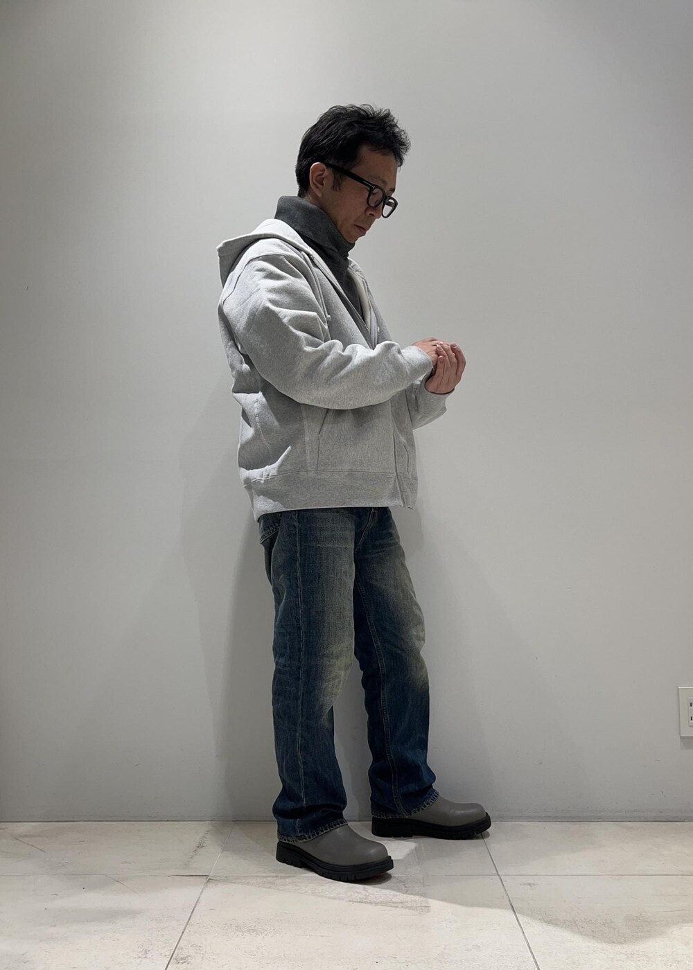 「オフタートル、ADAM ET ROPÉ、HOMME、UNISEX、骨格ストレート、イエベ、秋コーデ、冬コーデ、秋ファッション、冬ファッション、23AW秋の新作、23AW冬の新作、パーカー、アウター、ジャケット」｜「Saturdays NYCのNaughton Quilted Jacket（ノーカラージャケット、グリーン系）」を使った、Yuuki Mizさん（メンズ・165cm）の秋コーディネートの5枚目の写真