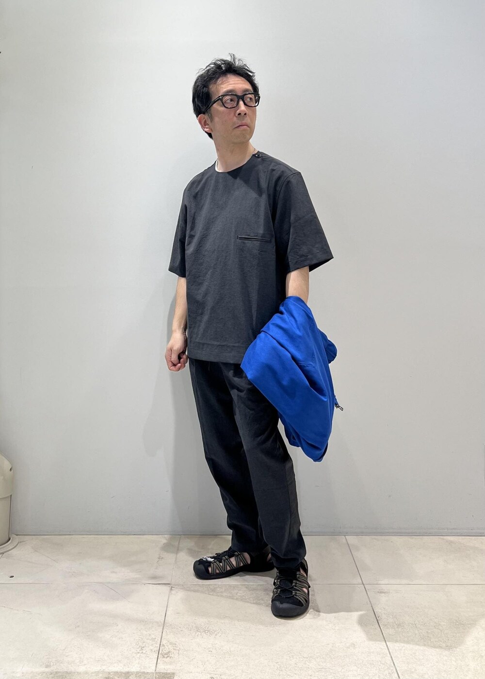 「ADAM ET ROPÉ、HOMME、UNISEX、サステナブル、骨格ストレート、イエベ、きれいめカジュアル、大人カジュアル、セットアップ、セットアイテム、春コーデ、夏コーデ、春ファッション、夏ファッション、接触冷感」｜「ADAM ET ROPE'の《今だけのSPECIAL PRICE!!》【洗えるセットアップ】RIRANCHA Tシャツ & イージーパンツ /吸水速乾 / 接触冷感 / ユニセックス（セットアップ、グリーン系）」を使った、Yuuki Mizさん（メンズ・165cm）の春コーディネートの4枚目の写真