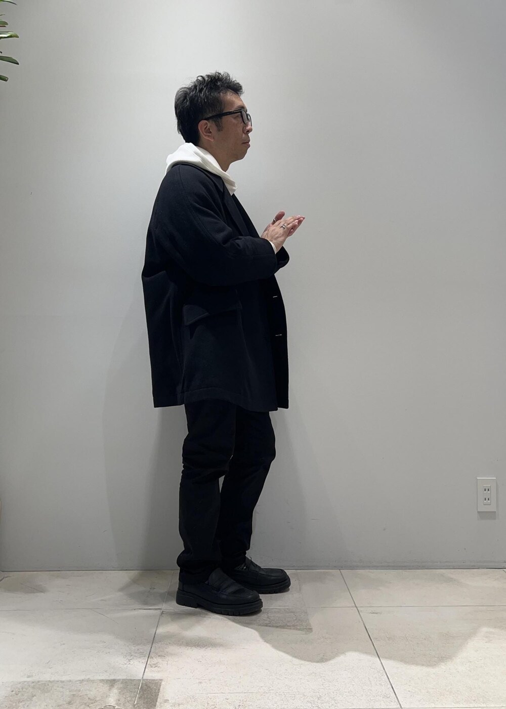 「ADAM ET ROPÉ、HOMME、UNISEX、骨格ストレート、イエベ、きれいめ、きれいめカジュアル、大人カジュアル、春コーデ、秋コーデ、冬コーデ、春ファッション、秋ファッション、冬ファッション、アウター」｜「ADAM ET ROPE'の【CESSE】スクラップレザーボリュームソールローファー/リサイクルレザー/ユニセックス（ローファー、ブラック系）」を使った、Yuuki Mizさん（メンズ・165cm）の冬コーディネートの4枚目の写真
