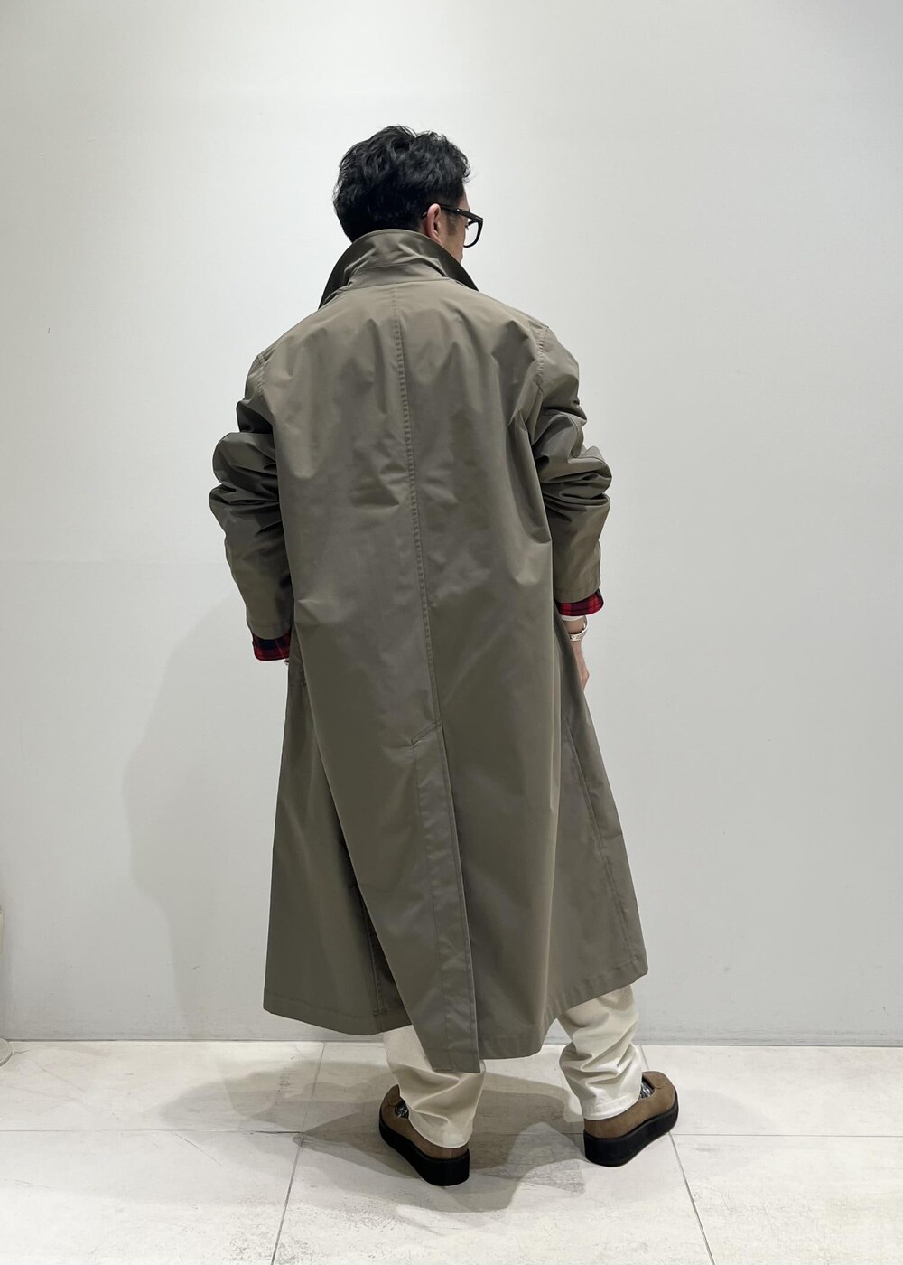 「ADAM ET ROPÉ、HOMME、UNISEX、骨格ストレート、イエベ、オーバーサイズ、ビッグシルエット、シャツ、アウター、コート、チェック」｜「Gramicciの【別注】《WEB限定 GRAMICCI / グラミチ》NN PANTS / GARMENT DYE TIGHT FIT（その他パンツ、ホワイト系）」を使った、Yuuki Mizさん（メンズ・165cm）の春コーディネートの9枚目の写真