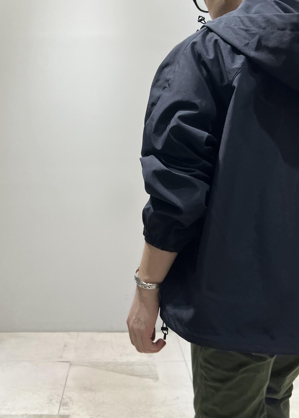 「ADAM ET ROPÉ、HOMME、UNISEX、骨格ストレート、イエベ、スポーティー、春コーデ、秋コーデ、春ファッション、秋ファッション、アウター、ブルゾン」｜「ADAM ET ROPE'の【NIKKE/ニッケ】撥水タフタ オーバーサイズ フーディ ブルゾン（ブルゾン、ブルー系）」を使った、Yuuki Mizさん（メンズ・165cm）の春コーディネートの7枚目の写真