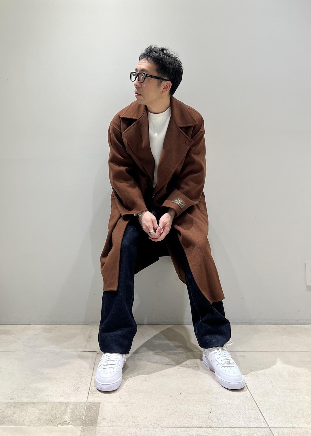 「ADAM ET ROPÉ、HOMME、UNISEX、骨格ストレート、イエベ、きれいめカジュアル、カジュアル、秋コーデ、冬コーデ、秋ファッション、冬ファッション、アウター、コート、デニムパンツ、メガネ」｜「Levi'sの【Levi's(R) for BIOTOP】568 STAY LOOSE / UNISEX（デニムパンツ、ブルー系）」を使った、Yuuki Mizさん（メンズ・165cm）の冬コーディネートの6枚目の写真