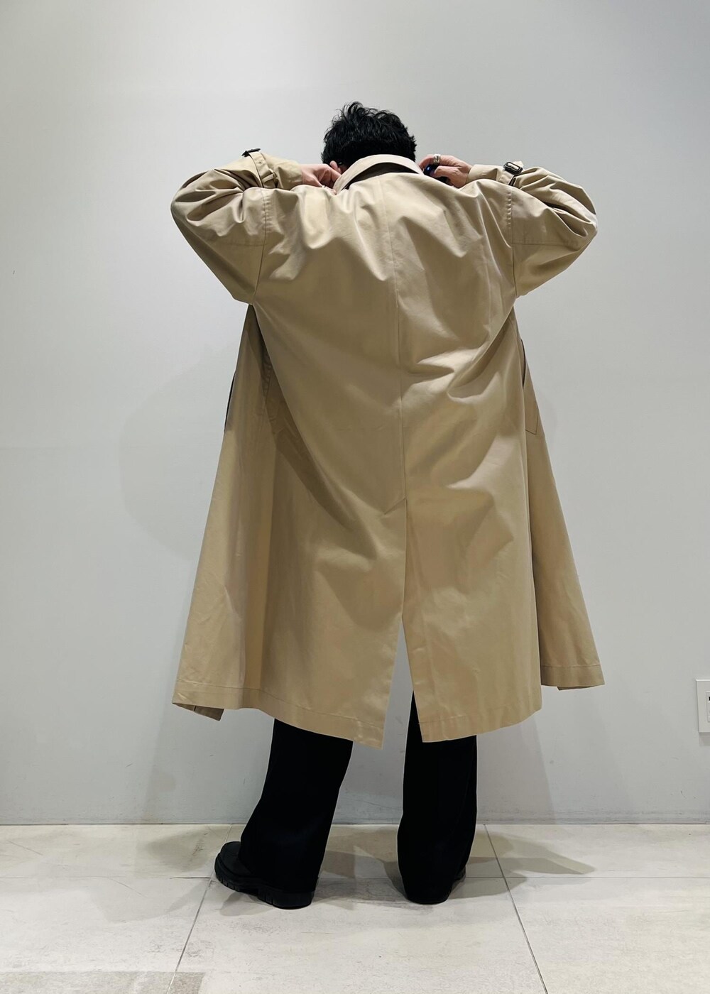 「お出かけ、ADAM ET ROPÉ、HOMME、UNISEX、骨格ストレート、イエベ、きれいめ、きれいめカジュアル、カジュアル、春コーデ、秋コーデ、冬コーデ、春ファッション、23SS春の新作、23AW秋の新作」｜「ADAM ET ROPE'の【CESSE】スクラップレザーボリュームソールローファー/リサイクルレザー/ユニセックス（ローファー、ブラック系）」を使った、Yuuki Mizさん（メンズ・165cm）の冬コーディネートの5枚目の写真