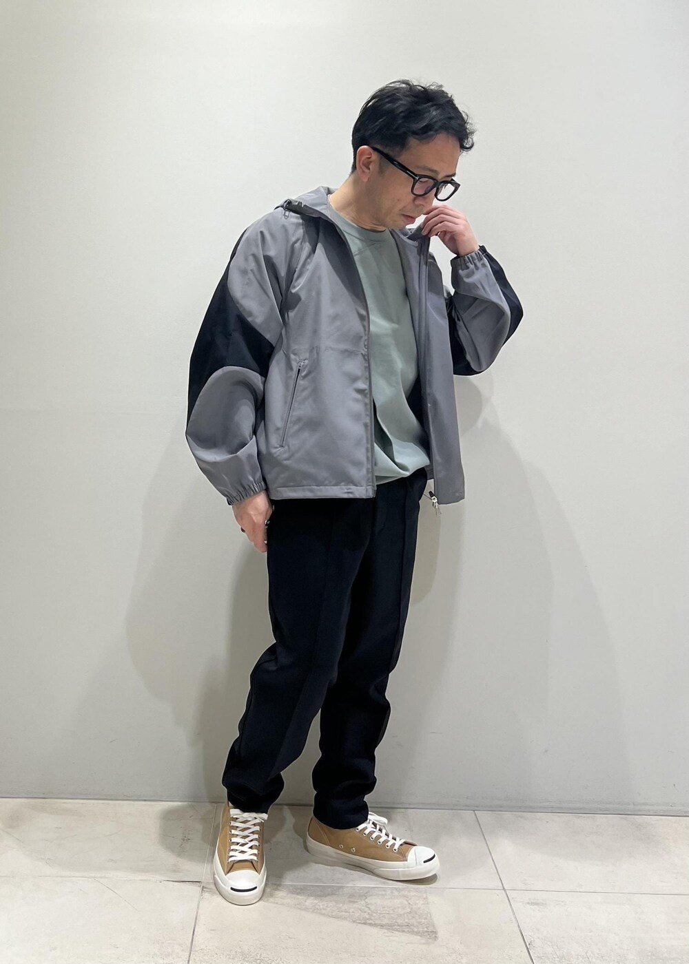 「ADAM ET ROPÉ、HOMME、UNISEX、骨格ストレート、イエベ、カジュアル、大人カジュアル、スポーティー、春コーデ、秋コーデ、春ファッション、秋ファッション」｜「ADAM ET ROPE'の【NIKKE/ニッケ】撥水タフタ オーバーサイズ フーディ ブルゾン（ブルゾン、グレー系）」を使った、Yuuki Mizさん（メンズ・165cm）の春コーディネートの4枚目の写真