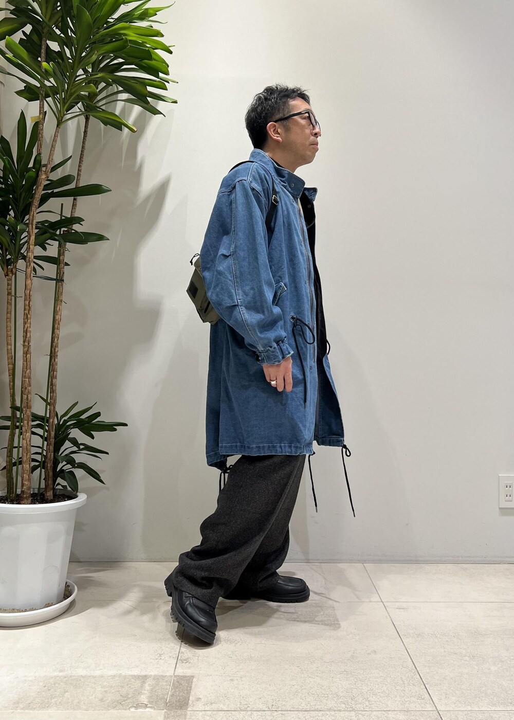 「ADAM ET ROPÉ、HOMME、UNISEX、骨格ストレート、イエベ、カジュアル、大人カジュアル、春コーデ、春ファッション、シャツ、コート、メガネ」｜「ADAM ET ROPE'の【CESSE】スクラップレザーボリュームソールローファー/リサイクルレザー/ユニセックス（ローファー、ブラック系）」を使った、Yuuki Mizさん（メンズ・165cm）の冬コーディネートの5枚目の写真