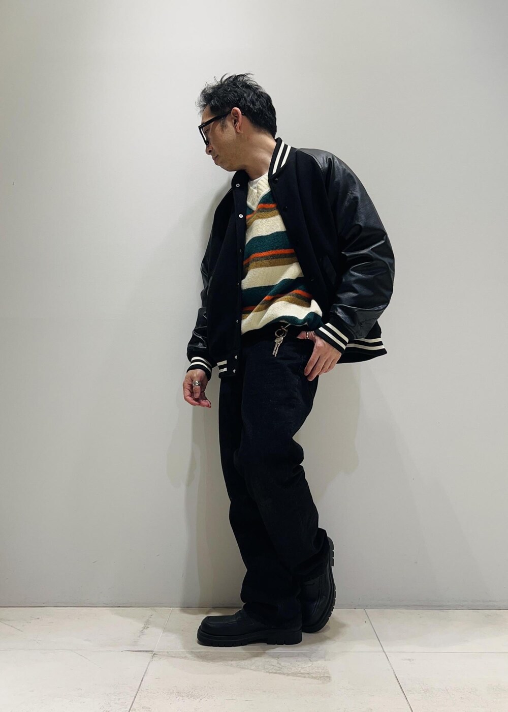 「ADAM ET ROPÉ、HOMME、UNISEX、骨格ストレート、イエベ、カジュアル、大人カジュアル、秋コーデ、冬コーデ、秋ファッション、冬ファッション、23AW秋の新作、23AW冬の新作、ビタミンカラー、ニット」|「Saturdays NYCのCharles Mohair Stripe Sweater(ニット/セーター、グリーン系)」を使った、Yuuki Mizさん(メンズ・165cm)の秋コーディネートの5枚目の写真