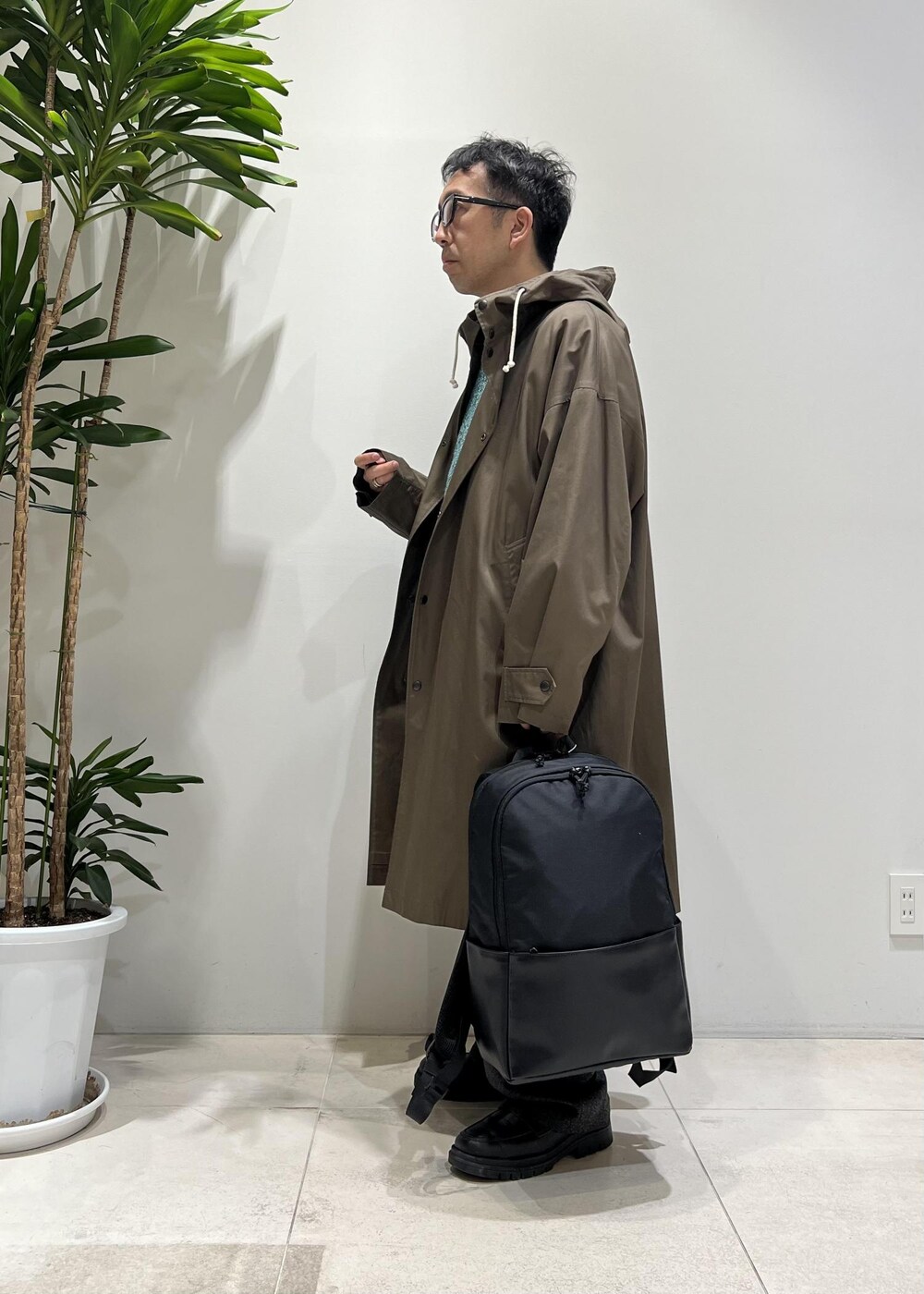 「ADAM ET ROPÉ、HOMME、UNISEX、骨格ストレート、イエベ、きれいめカジュアル、カジュアル、大人カジュアル、春コーデ、秋コーデ、春ファッション、秋ファッション、ニット、アウター、コート」｜「ADAM ET ROPE'の【CESSE】スクラップレザーボリュームソールローファー/リサイクルレザー/ユニセックス（ローファー、ブラック系）」を使った、Yuuki Mizさん（メンズ・165cm）の冬コーディネートの3枚目の写真