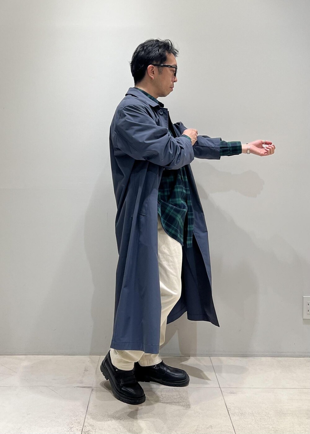 「ADAM ET ROPÉ、HOMME、UNISEX、骨格ストレート、イエベ、春コーデ、春ファッション、シャツ、アウター、コート」｜「Gramicciの【別注】《WEB限定 GRAMICCI / グラミチ》NN PANTS / GARMENT DYE TIGHT FIT（その他パンツ、ホワイト系）」を使った、Yuuki Mizさん（メンズ・165cm）の春コーディネートの6枚目の写真
