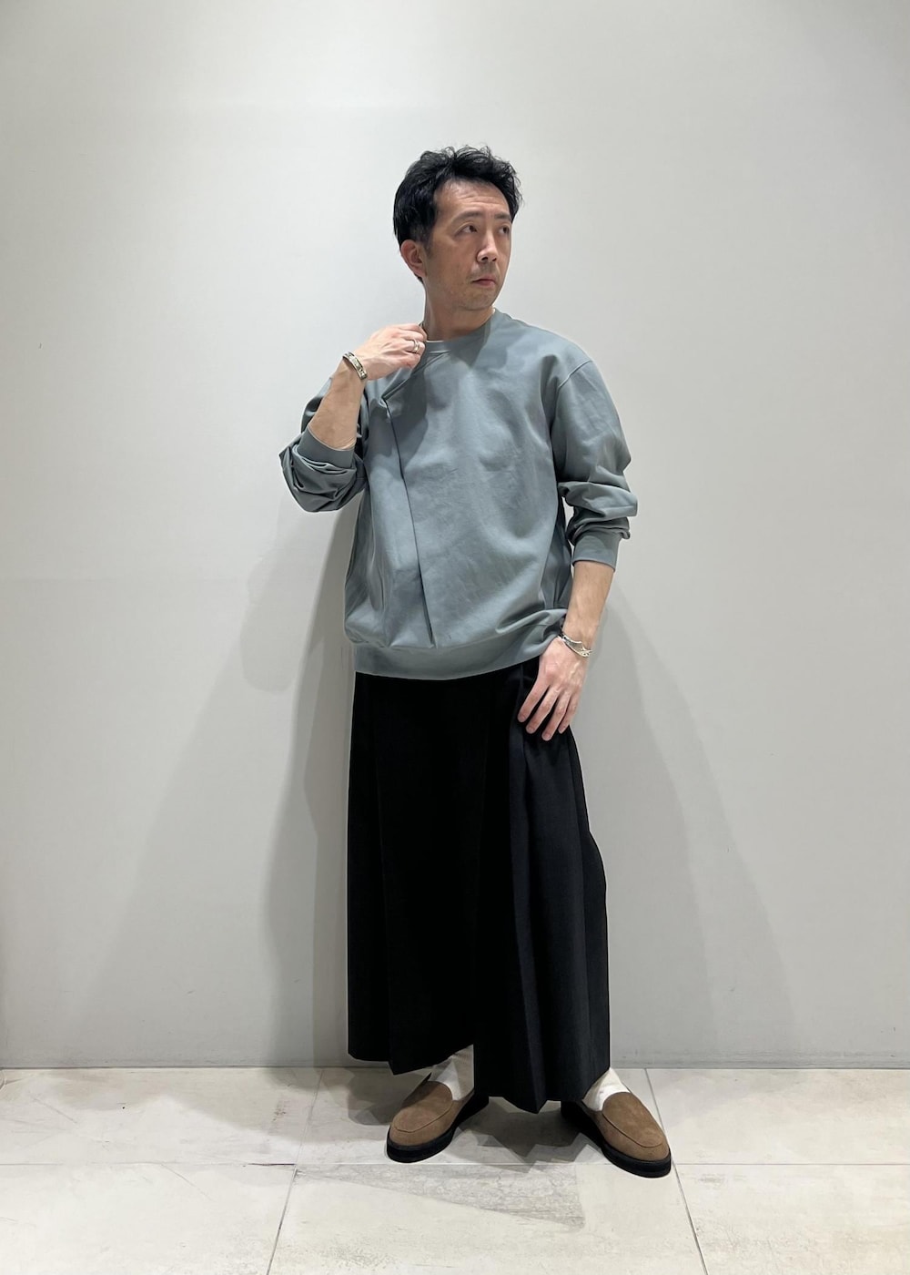 「コート、ADAM ET ROPÉ、HOMME、UNISEX、骨格ストレート、イエベ、きれいめ、きれいめカジュアル、春コーデ、秋コーデ、春ファッション、秋ファッション、アウター」｜「ADAM ET ROPE'の撥水 高密度ウェザー ステンカラー オーバー コート / ロングシーズン着用可能 / ユニセックス（ステンカラーコート、グリーン系）」を使った、Yuuki Mizさん（メンズ・165cm）の春コーディネートの6枚目の写真