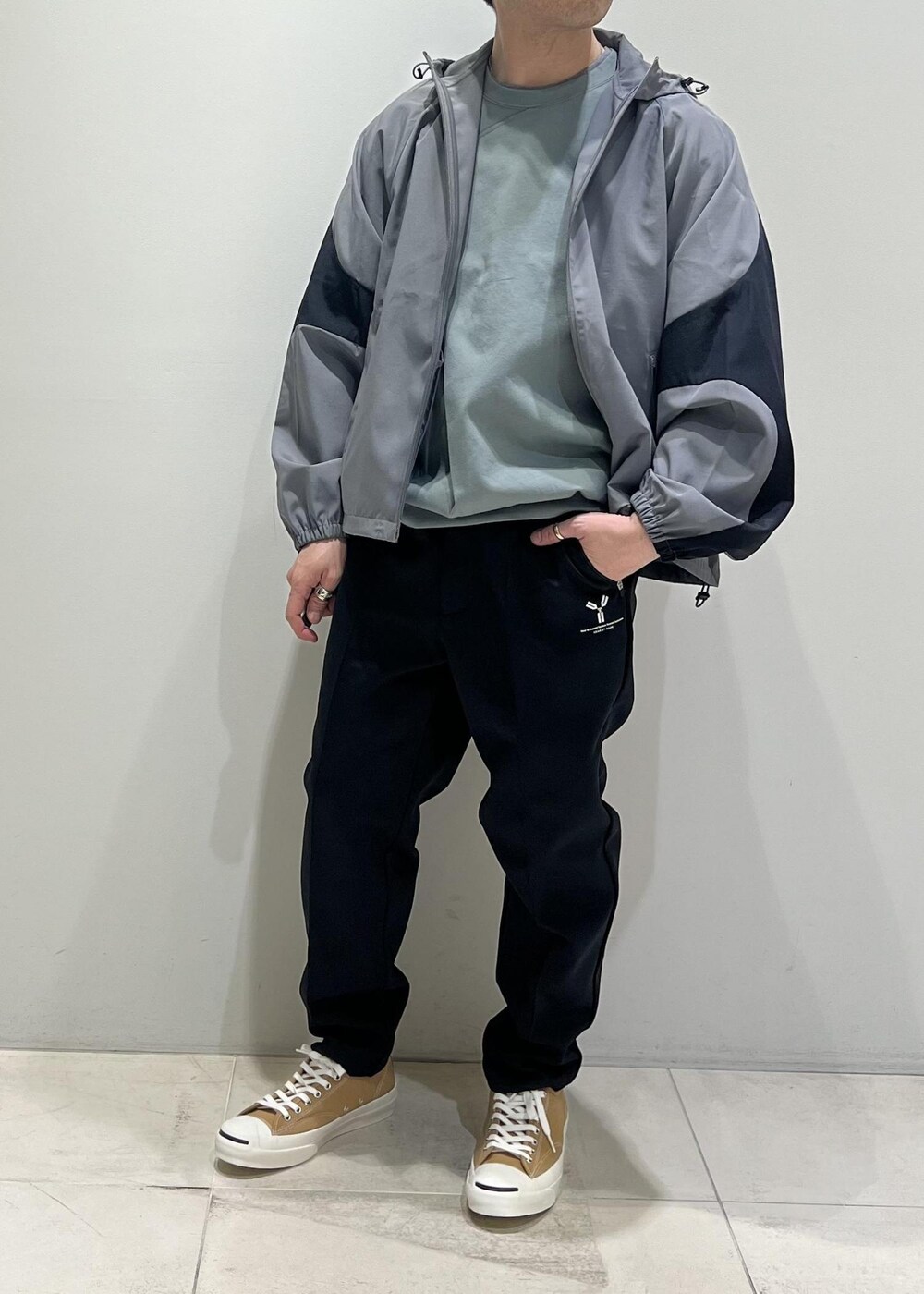「ADAM ET ROPÉ、HOMME、UNISEX、骨格ストレート、イエベ、カジュアル、大人カジュアル、スポーティー、春コーデ、秋コーデ、春ファッション、秋ファッション」｜「ADAM ET ROPE'の【NIKKE/ニッケ】撥水タフタ オーバーサイズ フーディ ブルゾン（ブルゾン、グレー系）」を使った、Yuuki Mizさん（メンズ・165cm）の春コーディネートの6枚目の写真