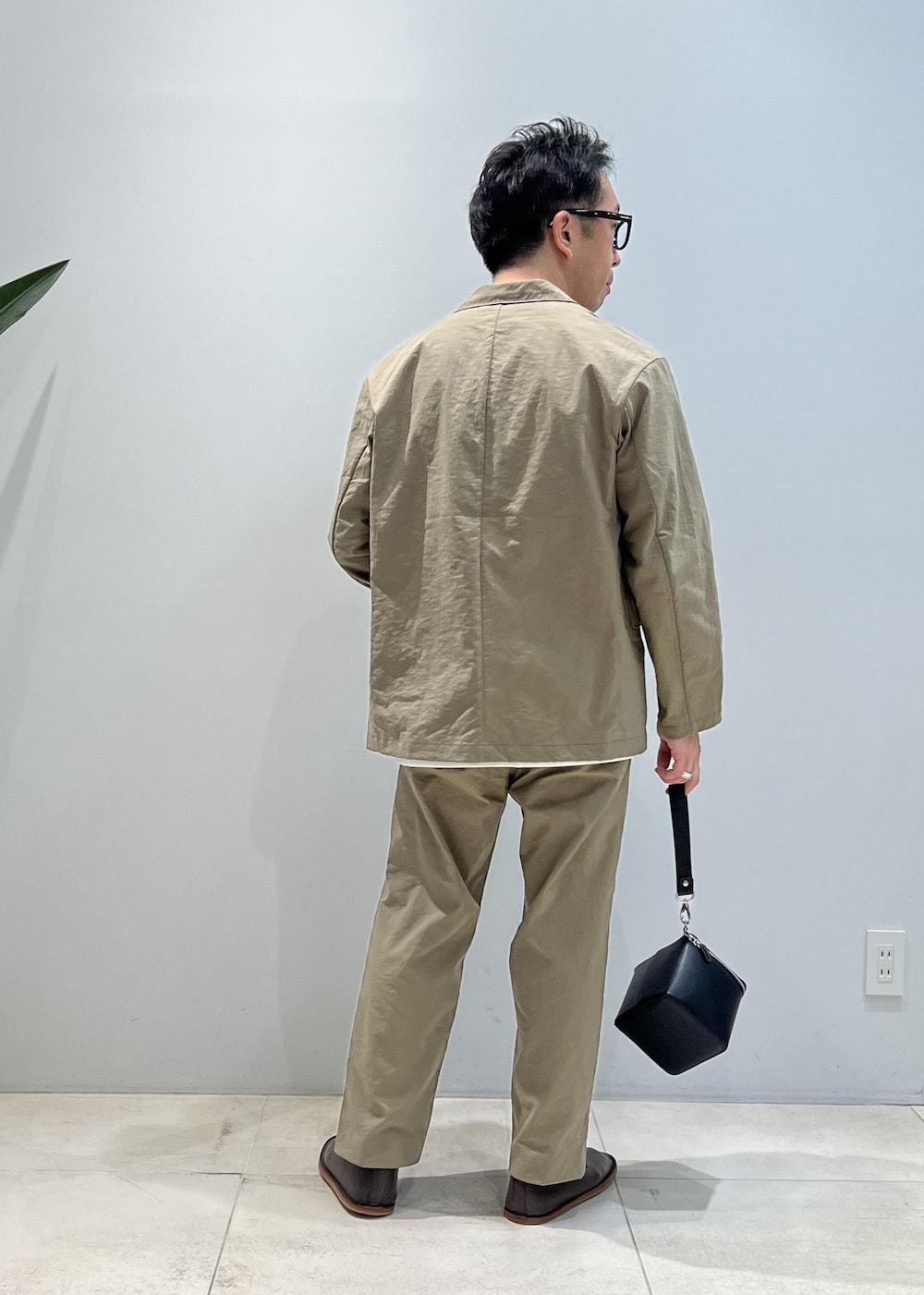 「ADAM ET ROPÉ、HOMME、UNISEX、骨格ストレート、イエベ、スーツ、セットアップ、セットアップ対応、セットアイテム、SETアイテム、春、夏、秋、春コーデ、夏コーデ」｜「ADAM ET ROPE'の【小松マテーレ】ナイロンオックス オニベジ セットアップ / パッカブル /ユニセックス / ONOFF兼用（セットアップ、グリーン系）」を使った、Yuuki Mizさん（メンズ・165cm）の夏コーディネートの3枚目の写真