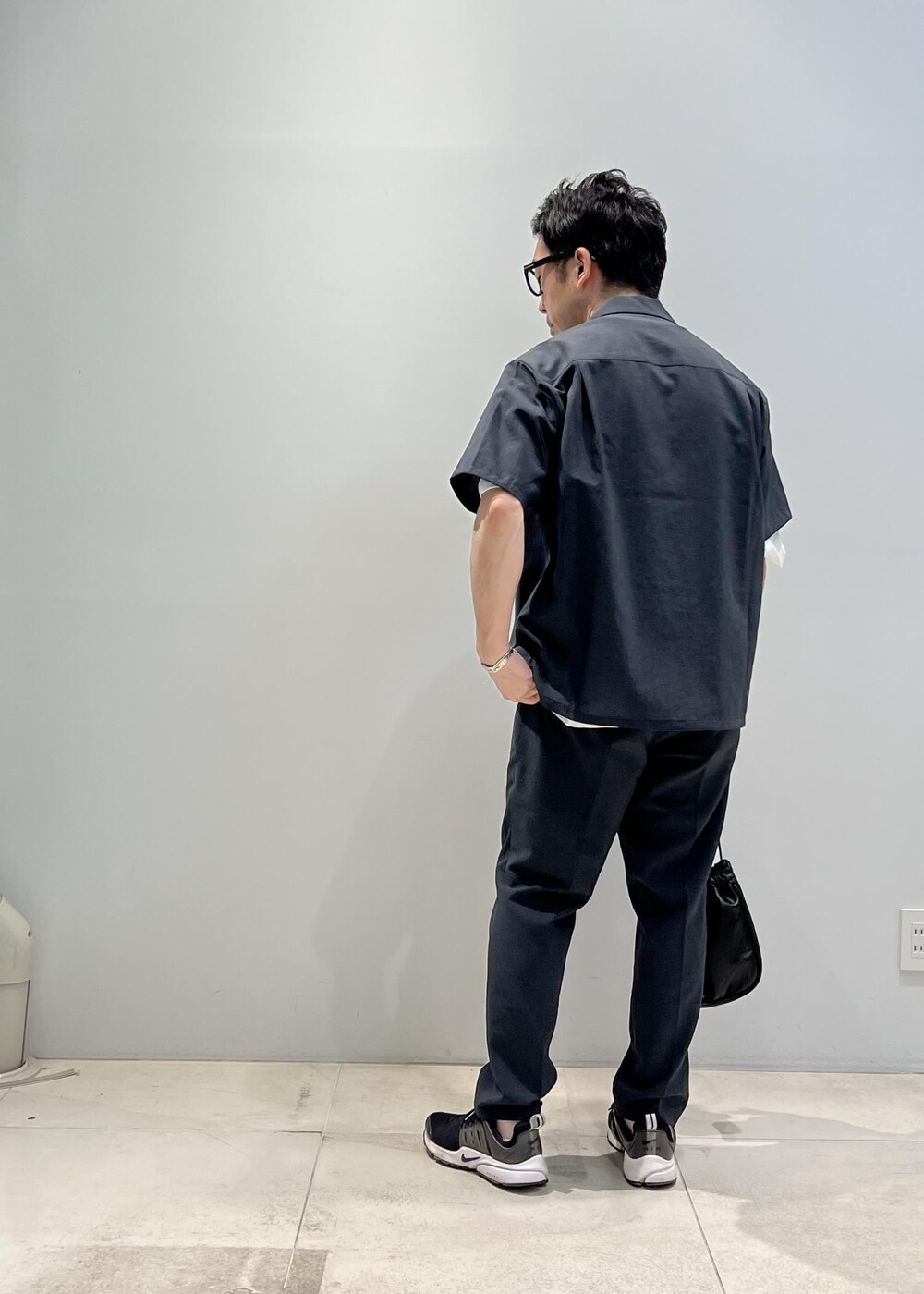 「ADAM ET ROPÉ、HOMME、UNISEX、骨格ストレート、イエベ、きれいめ、きれいめカジュアル、カジュアル、夏、夏コーデ、夏ファッション、Tシャツ」｜「ADAM ET ROPE'の洗えるセットアップ【RIRANCHA】オープンカラーシャツ ＆ イージーパンツ / 防シワ性 / ユニセックス（セットアップ、グリーン系）」を使った、Yuuki Mizさん（メンズ・165cm）の春コーディネートの7枚目の写真