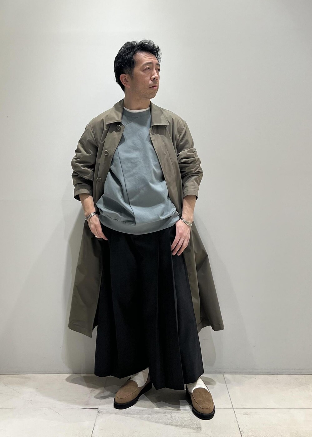 「コート、ADAM ET ROPÉ、HOMME、UNISEX、骨格ストレート、イエベ、きれいめ、きれいめカジュアル、春コーデ、秋コーデ、春ファッション、秋ファッション、アウター」｜「ADAM ET ROPE'の撥水 高密度ウェザー ステンカラー オーバー コート / ロングシーズン着用可能 / ユニセックス（ステンカラーコート、グリーン系）」を使った、Yuuki Mizさん（メンズ・165cm）の春コーディネートの7枚目の写真